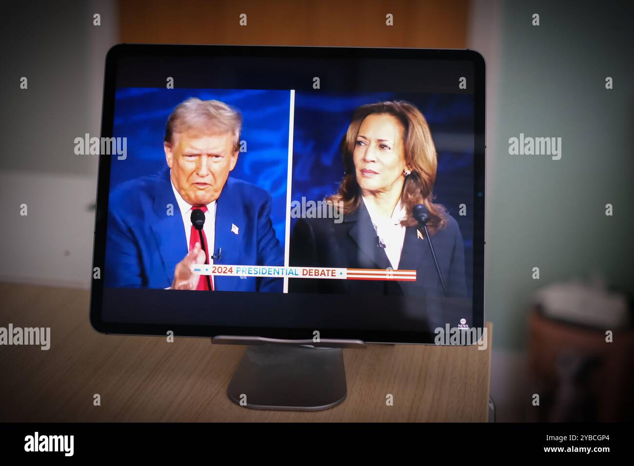 New York, USA - 11. September 2024 - Donald Trump und Kamala Harris in einer Präsidentschaftsdebatte, die auf nationalen Nachrichtensendern auf einem Tablet-Bildschirm gezeigt wird Stockfoto