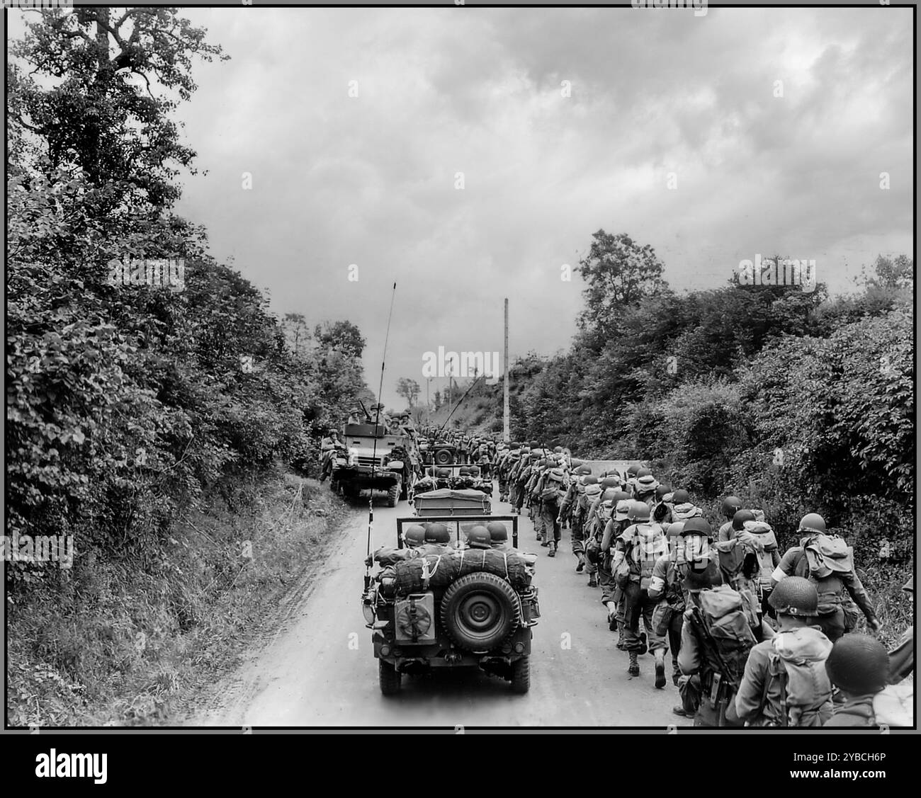 Schlacht um Saint-Lô: Saint-Lô war ein wichtiger Knotenpunkt und strategisches Ziel, da seine Eroberung den Weg für den Ausbruch der Alliierten in die Bretagne ebnen würde. Amerikanische GI's von 35th Inf. Die US-Division, die vom 5. Bis 7. Juli 1944 am Strand von Omaha landete, marschierte in Kolonne auf die Schlachtfront nordwestlich von Saint-Lô vor. Normandie Frankreich der Vormarsch der 35. Infanterie-Division in Richtung Nordwesten von Saint-Lô war der Ausgangspunkt für diesen Ausbruch, als die US First Army einen massiven Angriff mit überwältigender Luftunterstützung gegen die deutsche Besatzung startete. Stockfoto