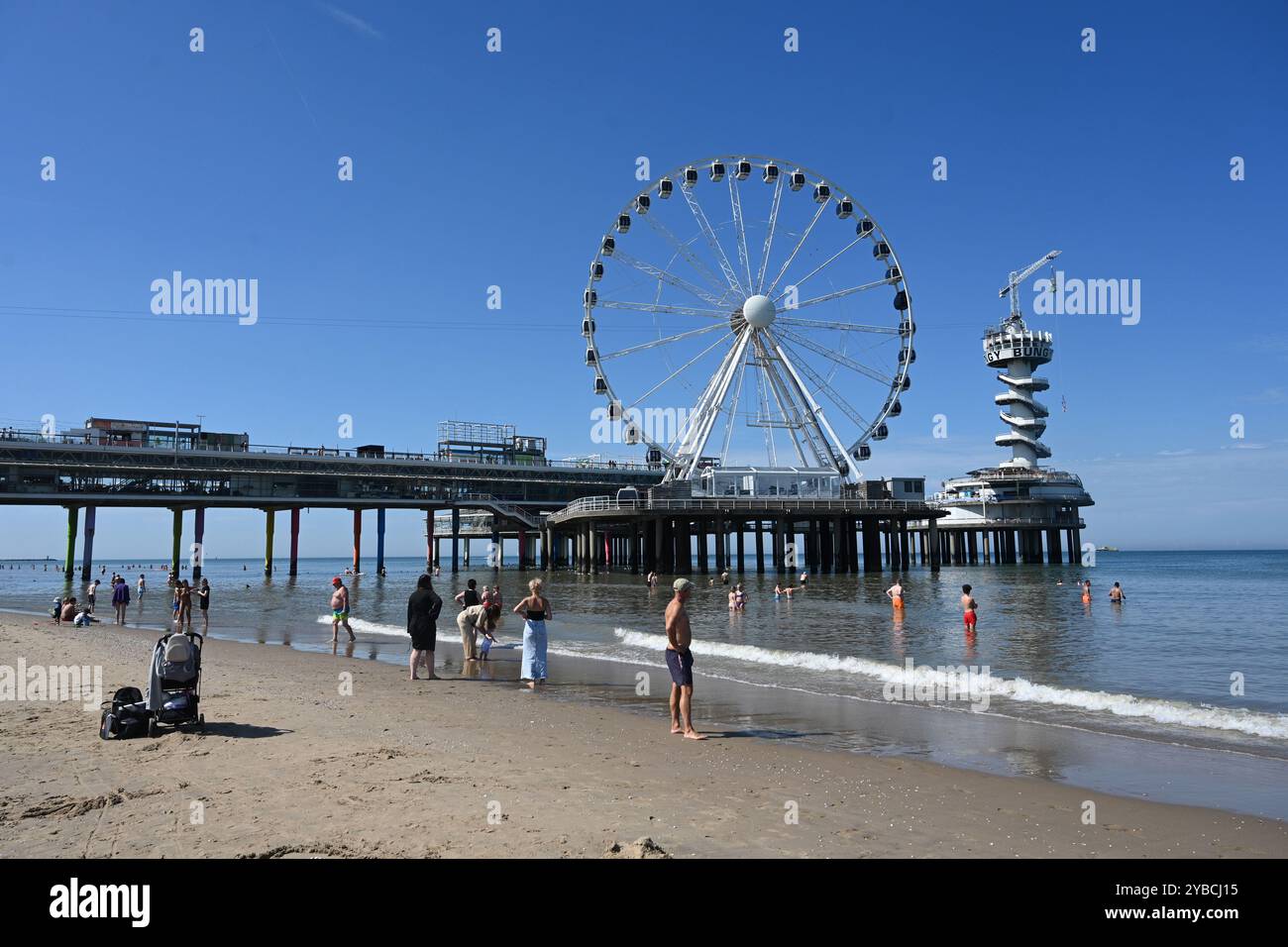 The Haag, Niederlande - 28. August 2024: Die Menschen entspannen sich am Strand in der Nähe des Pier SkyView in den Haag. Stockfoto