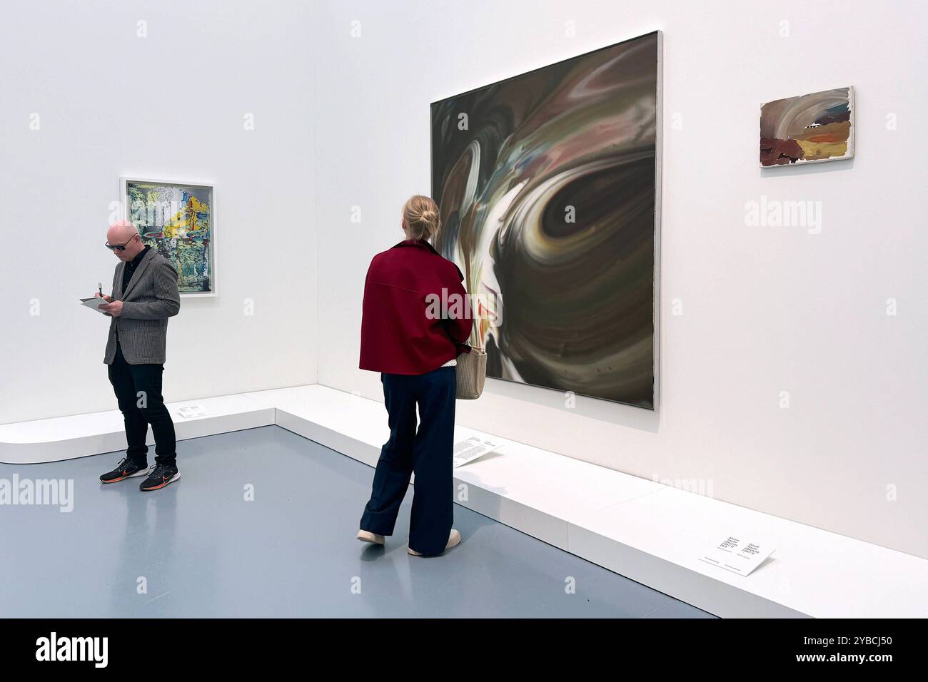 Besucher betrachten die Werke von Gerhard Richter in der Ausstellung Verborgene Schätze. Werke aus rheinischen Privatsammlungen im Kunstpalast Düsseldorf. *** Besucher sehen die Werke von Gerhard Richter in der Ausstellung Hidden Treasures Works from Rheinischen Privatsammlungen im Kunstpalast Düsseldorf Stockfoto