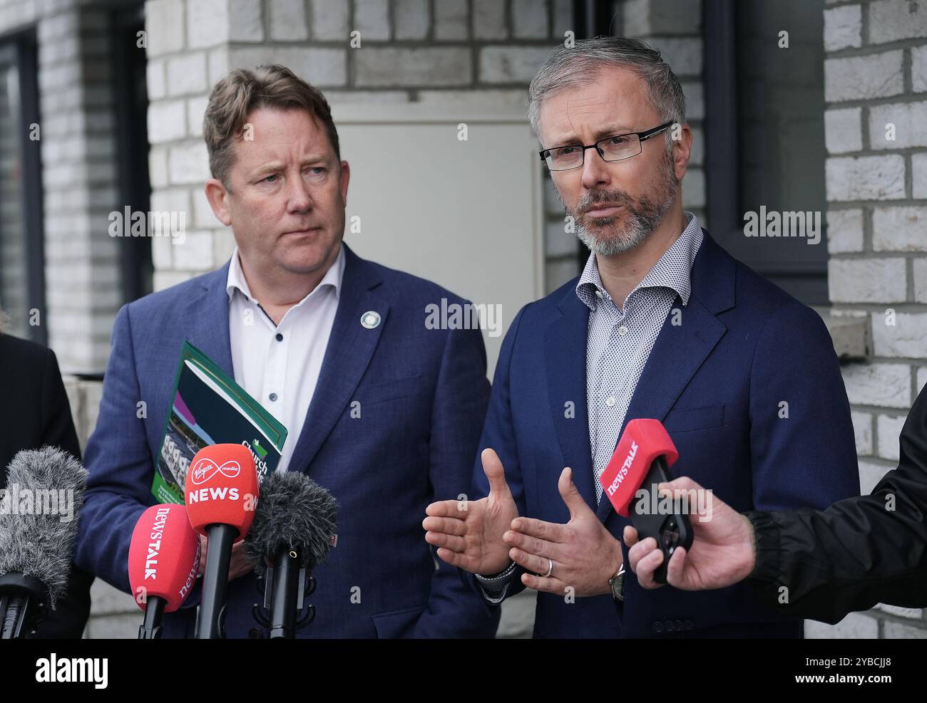 Roderic O’Gorman (rechts), der Minister für Kinder und Grüne Parteivorsitzende, und Darragh O'Brien (links) im Gespräch mit den Medien bei der Wohnsiedlung Churchfields in Mulhuddart, Dublin. Minister O’Gorman sagte, dass die Wahl am 29. November stattfinden sollte und dass es seine Vorliebe sei, die Wahl vor Weihnachten abzuhalten. Bilddatum: Mittwoch, 25. August 2021. Stockfoto