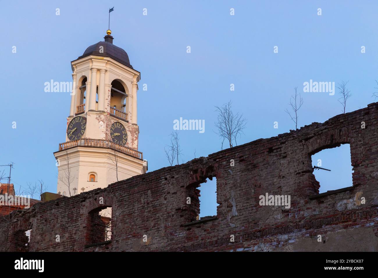 Alter Uhrenturm und Backsteinmauern der zerstörten Kathedrale in Vyborg, Russland Stockfoto