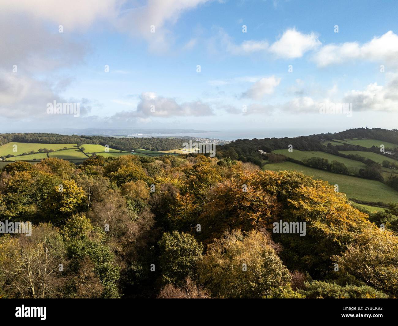 Teignmouth, eine Küstenstadt in devon, england, entspringt an einem teilweise bewölkten Tag hinter üppig grünen Hügeln und Wäldern Stockfoto