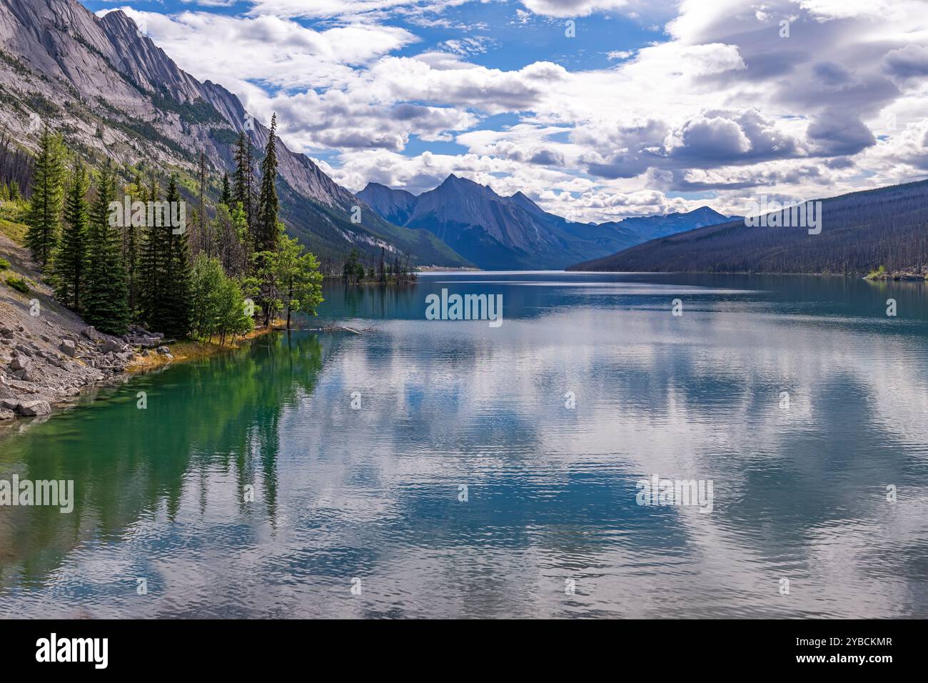 Medicine Lake Reflection, Jasper-Nationalpark, Kanada. Stockfoto