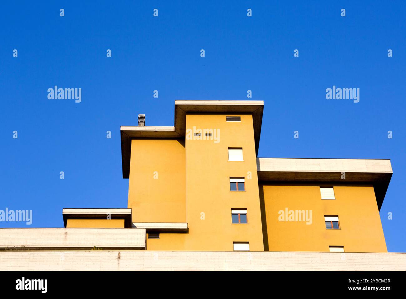 Hellgelbes Gebäude in Modena, Emilia Romagna, Italien Stockfoto