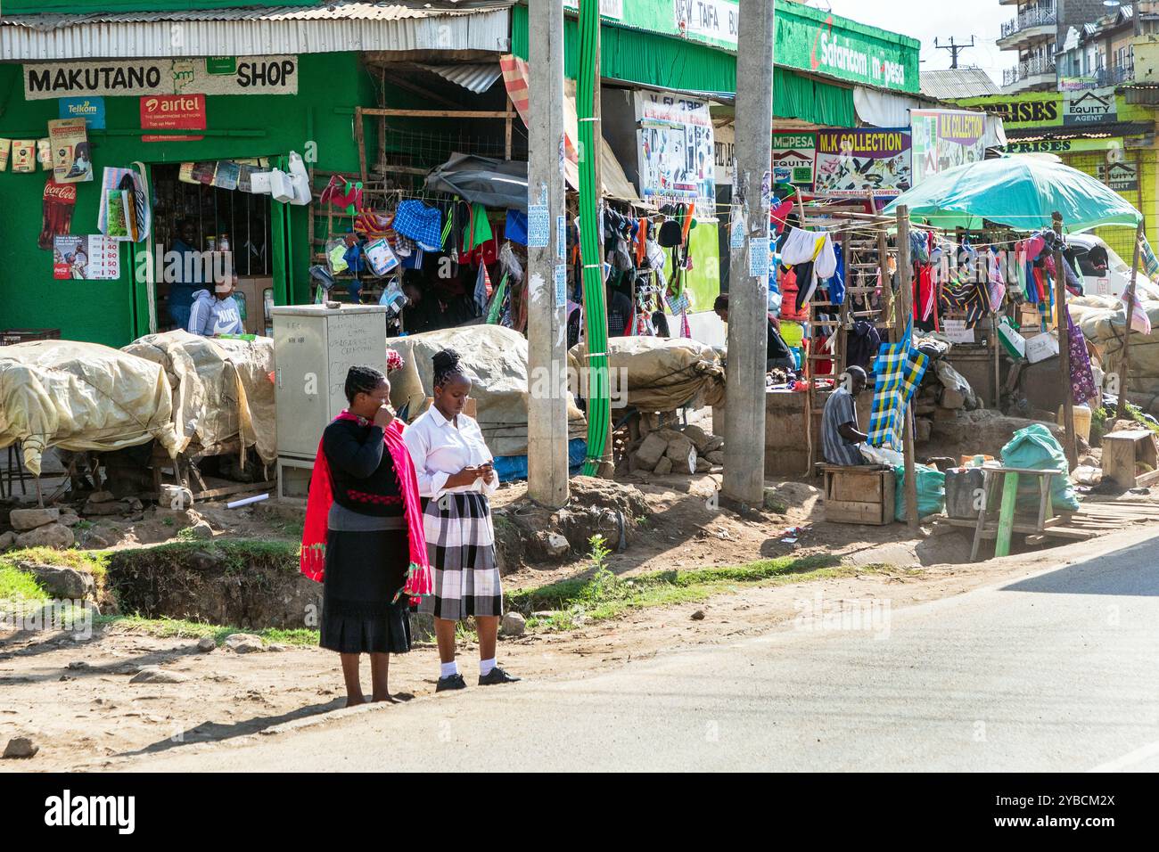 Straßenszene mit Geschäften und Straßenständen, Kenia, Afrika Stockfoto