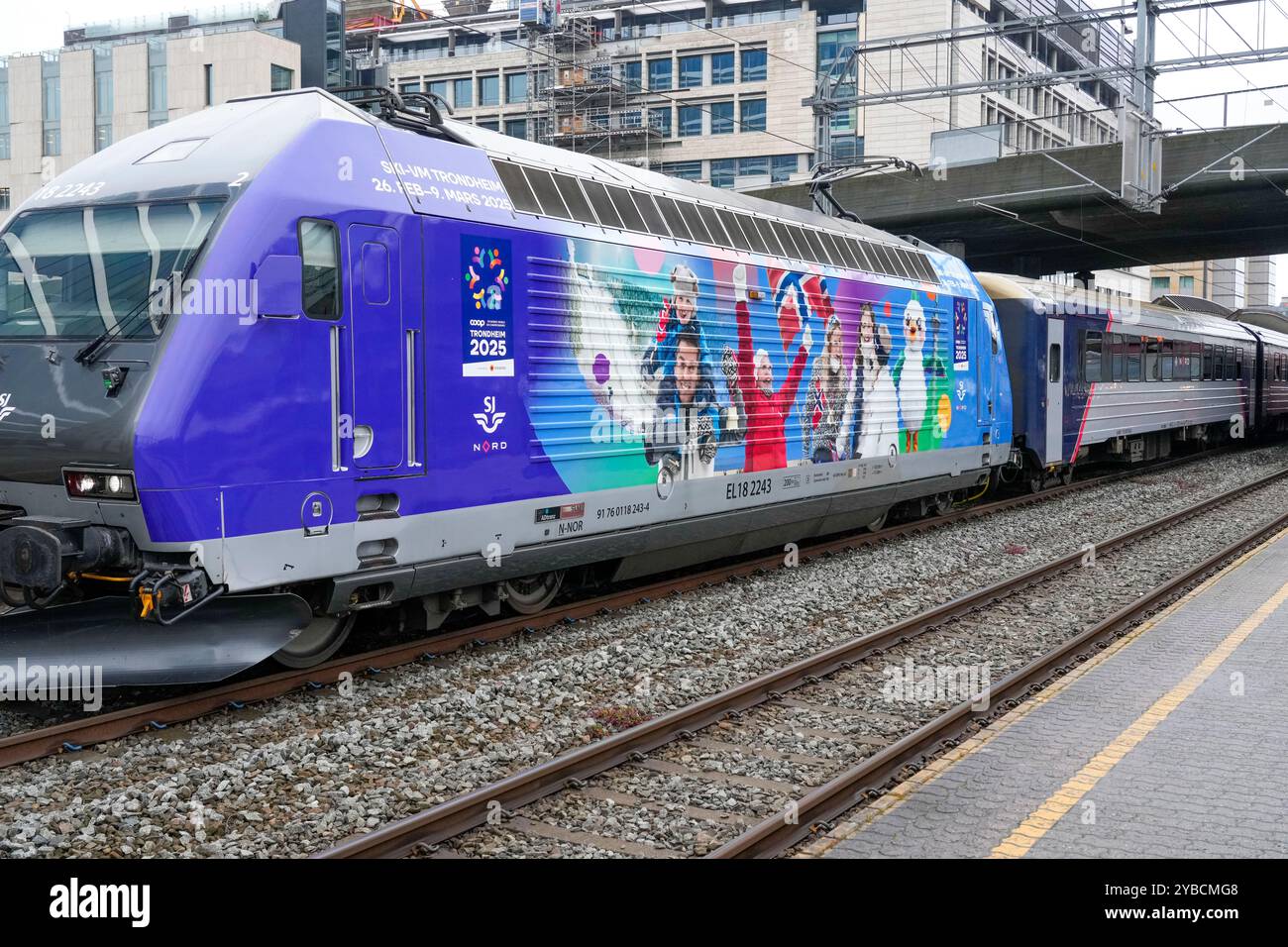 Oslo 20241018. Kulturministerin Lubna Jaffery (AP) stellt Ski WC Train in Oslo S. SJ Norwegen vor und ist Partner des Ski WC in Trondheim 2025. In diesem Zusammenhang wurde ein separater Ski-WM-Zug geschaffen, bei dem die Lokomotive mit einem Ski-WM-Motiv versehen wurde. Foto: Terje Bendiksby / NTB Stockfoto