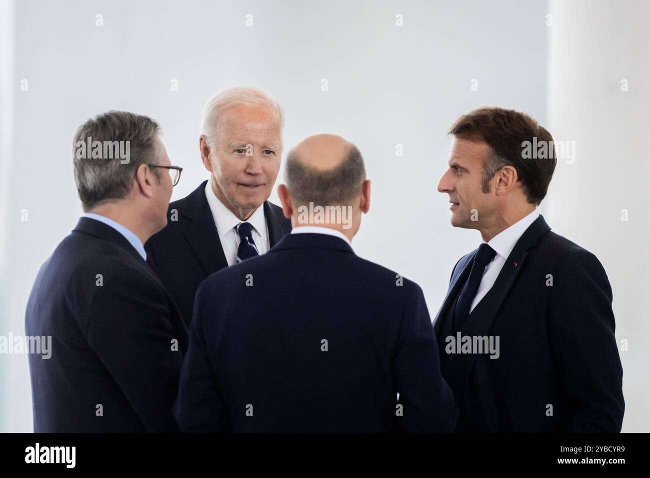 Berlin, Deutschland. Oktober 2024. Sir Keir Starmer (l-r), Premierminister des Vereinigten Königreichs, US-Präsident Joe Biden, deutscher Kanzler Olaf Scholz und Emmanuel Macron, Präsident Frankreichs, treffen sich zu Gesprächen im Kanzleramt. Es ist Bidens erster bilateraler Besuch in Deutschland in seinen fast vier Jahren im Amt. Quelle: Christoph Soeder/dpa/Alamy Live News Stockfoto