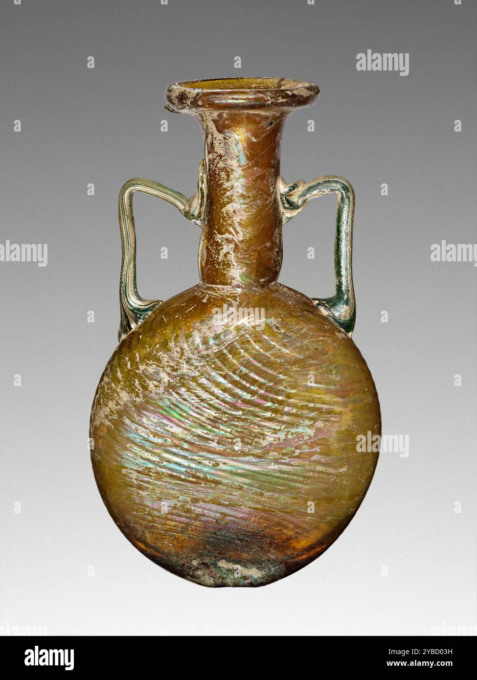 Flasche, 4. Jh. n. Chr. zusätzliche Info: Das Gefäß hat die Form eines flachen, runden Gefäßes, das mit einer spiralförmigen Rippe am Körper verziert ist. Die Griffe werden von der Oberseite der Schulter bis zur Mitte des Halses angebracht. Der Hals ist an seiner Basis leicht eingeengt, und der Rand fackelt am Mund nach außen. Stockfoto