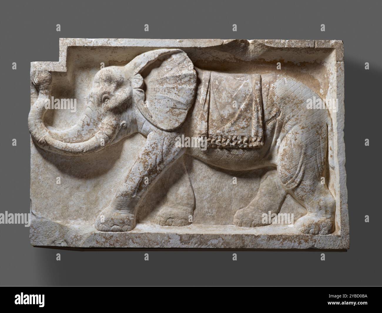 Paar architektonische Reliefs mit Elefanten, 80-100. Zusätzliche Info: Zwei rechteckige Architekturpaneele mit glatten Zierleisten, jede mit der Darstellung eines Elefanten im Relief. Beide Stücke sind an ihren inneren Enden so geschnitten und abgesplitzt, dass man vermutet, dass sich die Elefanten in einer architektonischen Umgebung gegenüberstanden. Kleine rechteckige abgeschnittene Bereiche erscheinen über dem Ende des Stammes jedes Elefanten. Sie streiften über die Paneele, mit gekräuselten Koffern und mit Fransen zeremoniellen Decken auf dem Rücken. Die Schnittschraffierung wird verwendet, um die Rauheit des zu vermitteln Stockfoto