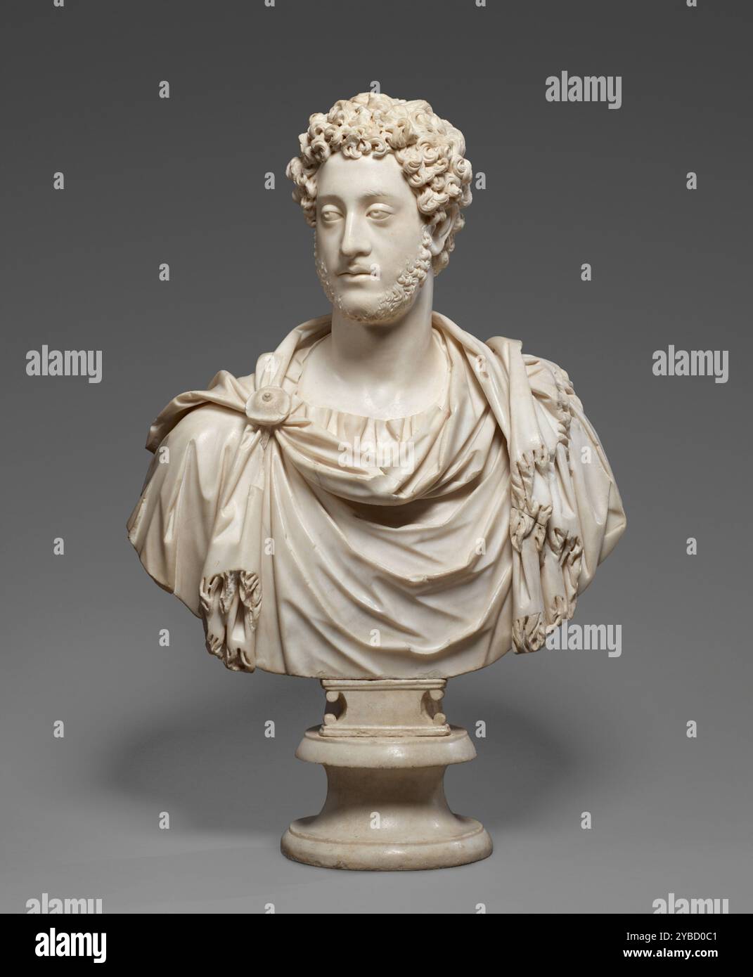 Büste von Kaiser Commodus, 180-185. Zusätzliche Informationen: Der Ausdruck auf diesem Porträt des römischen Kaisers Commodus (regiert 180–192 n. Chr.) lässt seine bekannte Liebe zum Kampf und Kampf in der Arena vielleicht verleugnen. Im Gegensatz zu seinem intellektuelleren und philosophischeren Vater Marcus Aurelius war Commodus skrupellos genug, selbst seine Schwester und Tante zu töten. Er wird in Militärkleidung dargestellt: Ein drapiertes Gewand und eine Fibel oder eine Nadel, anstatt in der Kleidung eines Senators oder einer religiösen Figur. Zu seiner Zeit war es üblich, dass in Rom offizielle Porträts von Herrschern geschnitzt wurden. Von diesen, mehrere Kopien Stockfoto