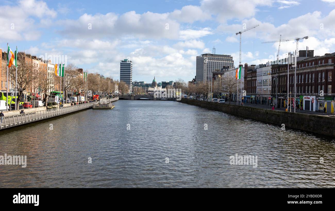 DUBLIN, IRLAND - 26. MÄRZ 2023: Blick auf den Liffey River und die Halfpenny Bridge, Dublin, Irland Stockfoto