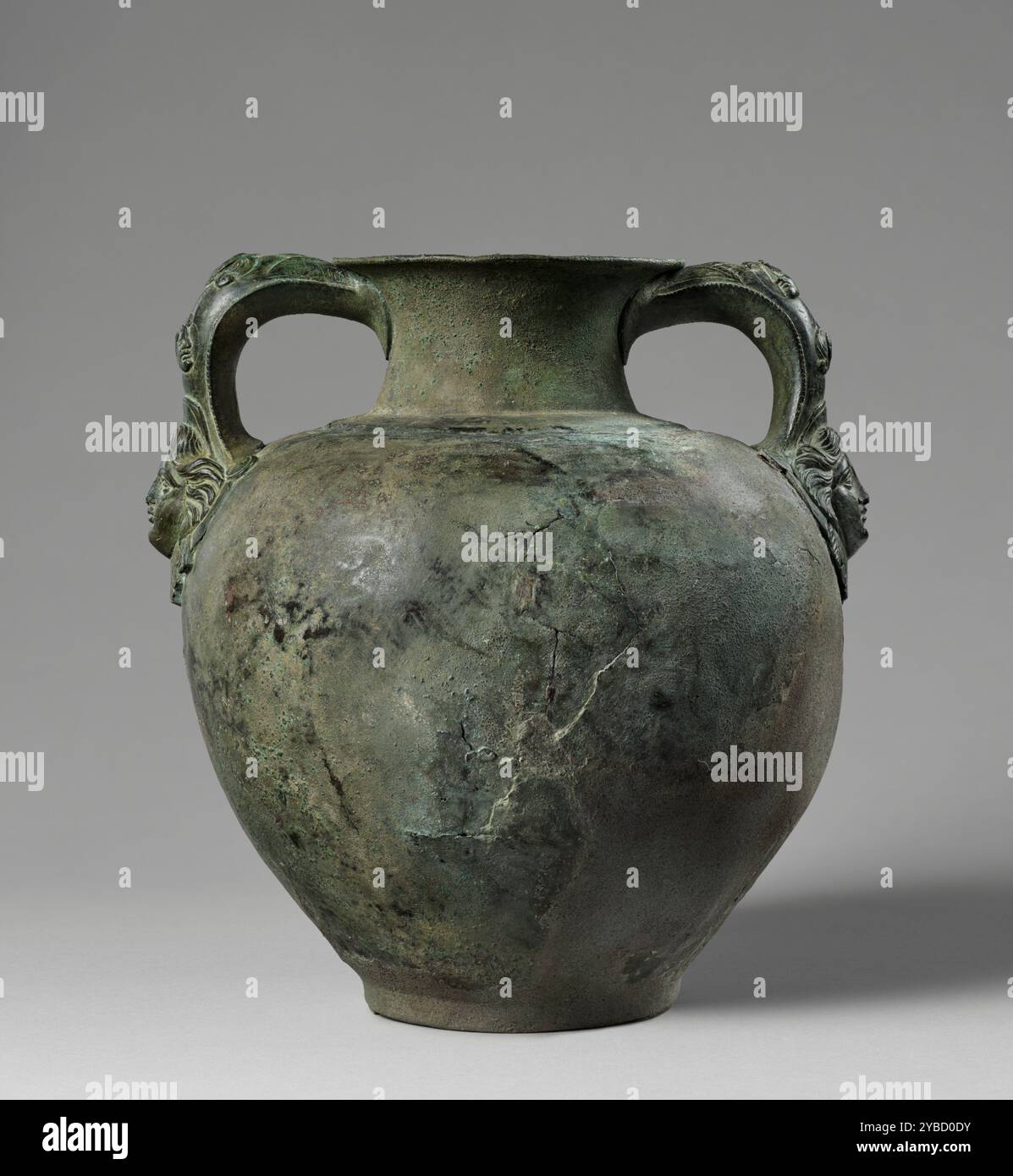 Amphora, A.D. 1-79. Zusätzliche Info: Die Griffe dieser ansonsten nicht verzierten Amphore (Aufbewahrungsbehälter) sind mit zwei Satyr-Masken im Profil&#x2014 verziert; eine nach links, die andere nach rechts. Eine Applikation in Form eines frontalen weiblichen Kopfes - vielleicht eine Maenade - ziert die Basis jedes Griffs, eingerahmt von Voluten oben und einer Palmette darunter. Diese Figuren stellen Gefährten des Weingottes Bacchus dar. Eine Amphore dieser Art hätte verwendet werden können, um Wein bei einem Bankett zu halten. Vergleichbare Beispiele wurden in den Häusern wohlhabender Römer gefunden, wie etwa in jenen, die Luxusresidenzen an der Bucht von Na besaßen Stockfoto