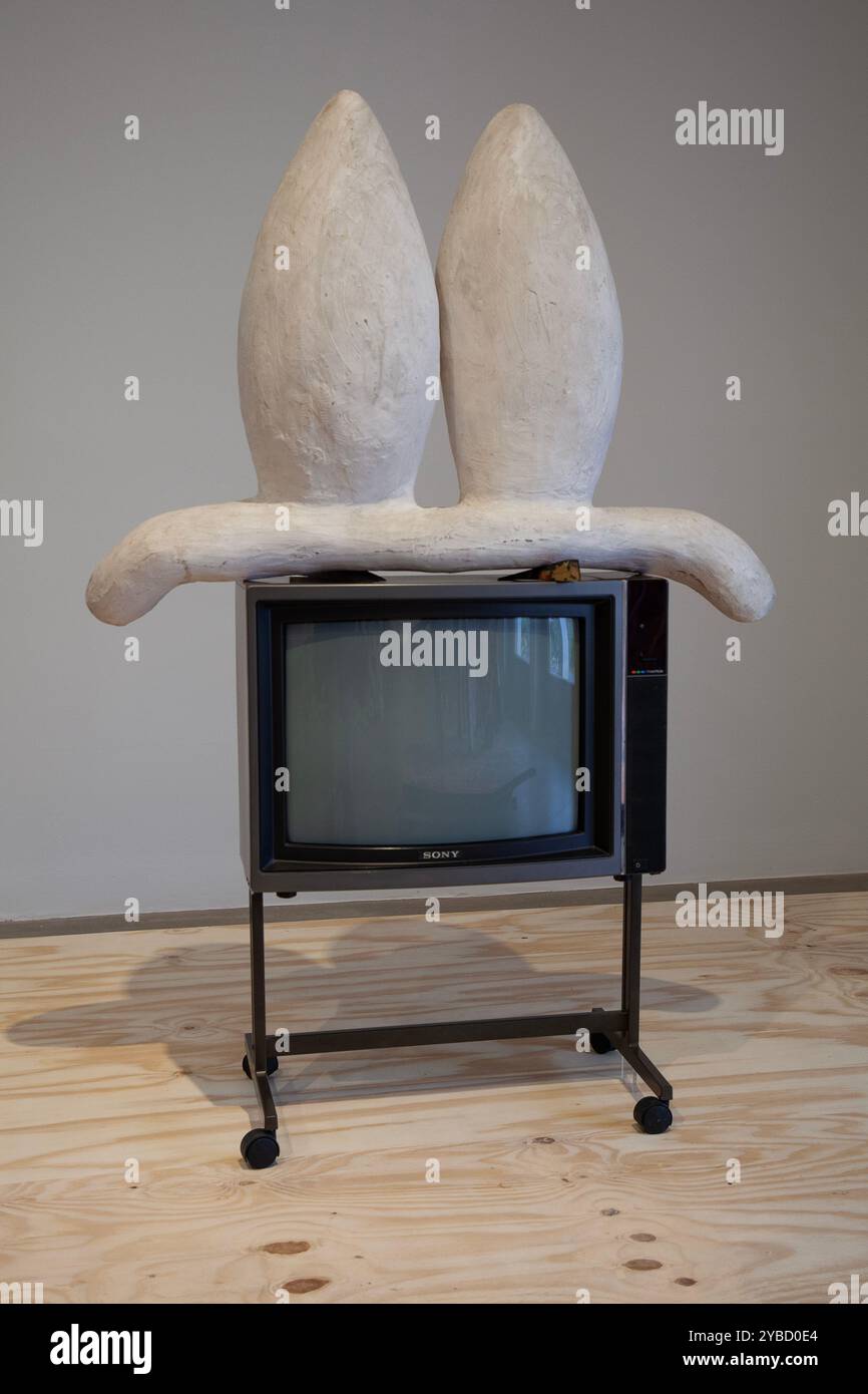 Objekt für das Fernsehgerät 1994, ausgestellt während Phyllida Barlows Ausstellung Unscripted bei Hauser & Wirth in Bruton Somerset, England Stockfoto