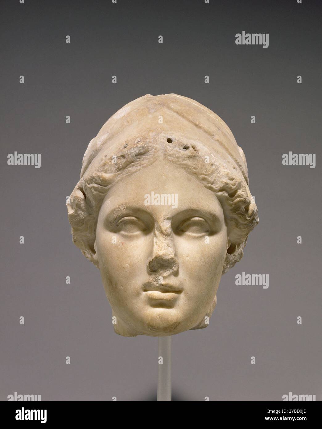 Leiter der Minerva, A.D. 1-50. Zusätzliche Info: Dieser Helmkopf ist alles, was von einer überlebensgroßen Statue einer weiblichen Figur übrig geblieben ist. Ein Großteil des Helmwappens ist abgebrochen und die Vorderkante des Helms wurde neu geschnitten. Eine Reihe kleiner Löcher wurde in die Haarlinie gebohrt, um Teile (die jetzt fehlen) hinzuzufügen, um beschädigte Bereiche zu ersetzen. In einigen Löchern hinterlassene eiserne Dübel deuten darauf hin, dass diese Reparatur in späthellenistischer oder römischer Zeit vorgenommen wurde. Der Helm bedeckt den größten Teil des Kopfes, aber gewelltes Haar ragt über den gesamten Rand hinaus. Während das Fleisch der Figur&#x2019;auf eine matte Oberfläche poliert wurde, wurde das h Stockfoto