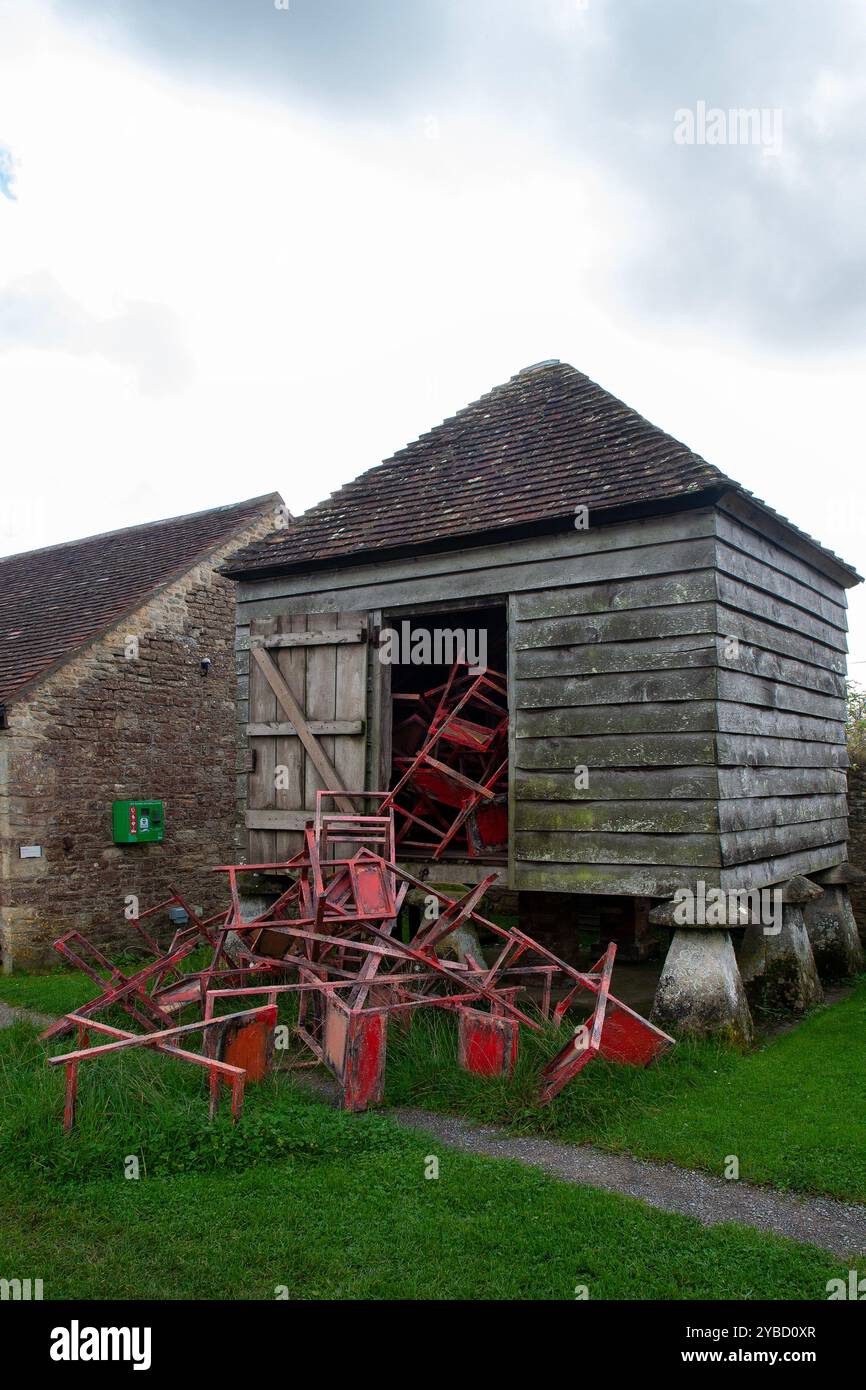 untitled: Stacked Chairs 2014 in Phyllida Barlows Ausstellung Unscripted at Hauser & Wirth in Bruton Somerset, England Stockfoto