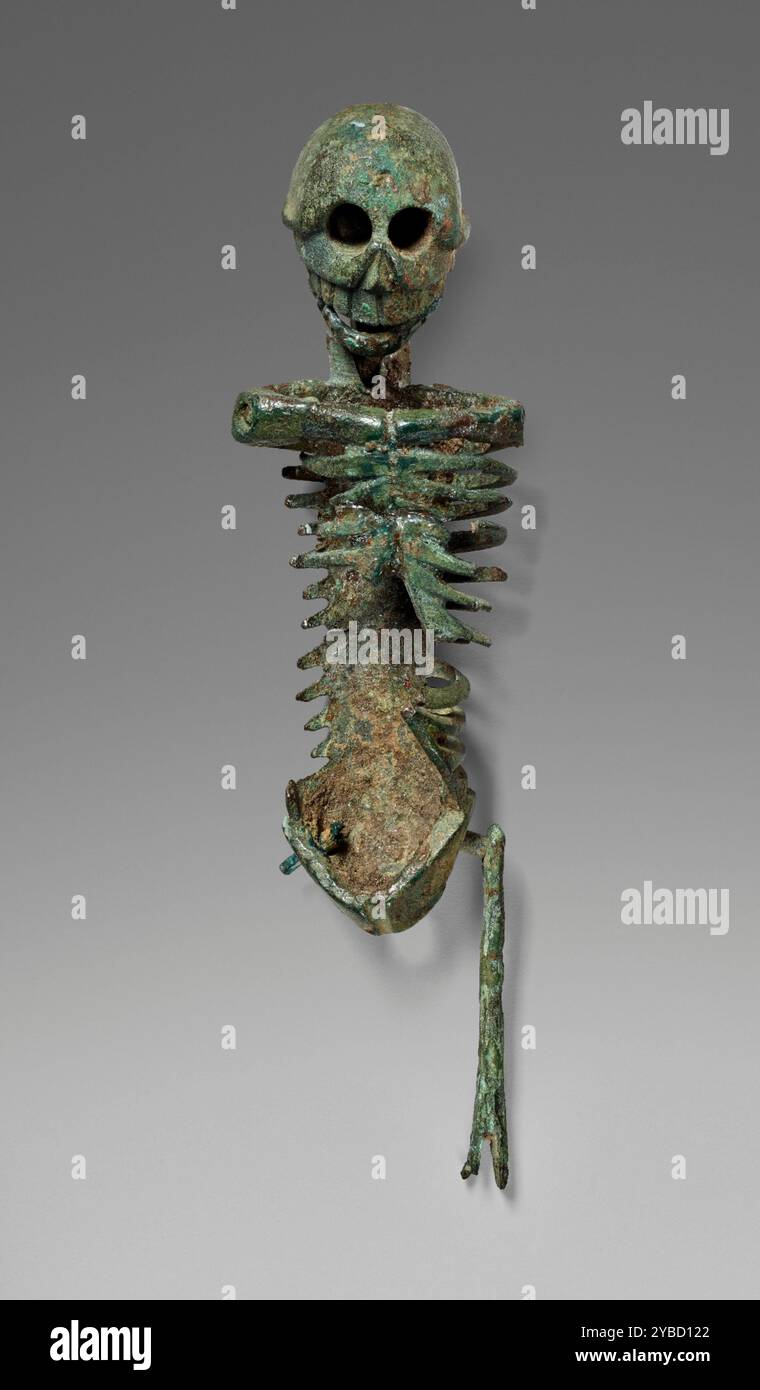 Miniatur-Skelett, 25 v. Chr.-A.D. 100. Zusätzliche Info: Dieses Miniatur-Skelett aus Bronze verfügt über runde Augenhöhlen und einen breiten, grinsenden Mund mit großen oberen Zähnen. Stiftlöcher im Schlüsselbein zeigen, dass die Arme separat befestigt und beweglich waren. Das Gleiche gilt für den Beckenknochen, an dem der linke Femur noch befestigt ist. Das andere Ende des Femurs hat auch eine Stiftbohrung für die Befestigung der Tibia. Nur der Stift bleibt vom rechten Bein. Hals und Kopf sind ebenfalls mit Stiften befestigt. Die meisten Rippen auf der rechten Seite und beide Arme des Skeletts fehlen. Die Römer verbinden sich oft Stockfoto