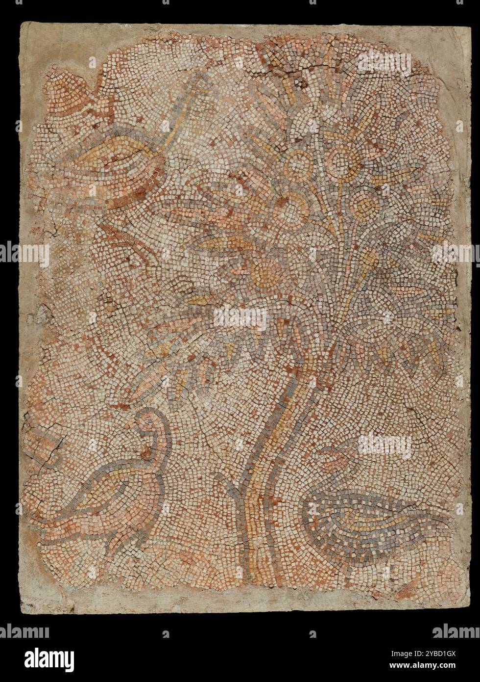 Mosaikfragment mit drei Vögeln und einem Baum, 5.-6. Jahrhundert. Zusätzliche Informationen: Fragment eines Mosaiks mit drei Vögeln und einem Baum. In der unteren rechten Ecke ist ein dunkler Vogel mit weißen Flecken und einem großen Schnabel. Die beiden anderen Vögel, einer am Boden und der andere im Baum oben links, sind hell. Körper und Fuß eines vierten Vogels sind in der linken oberen Ecke teilweise erhalten. Der Baum hat einen geschwungenen Stamm, lange Blätter und große runde Früchte. Stockfoto