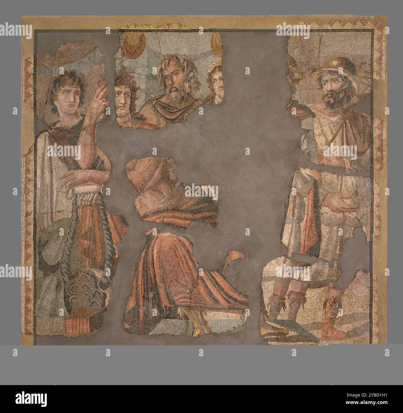 Mosaikboden mit Achilles und Briseis, 100-300. Zusätzliche Informationen: Obwohl sehr fragmentarisch, sind genug Überreste der Szene in diesem Bodenmosaik, um sie als eine der frühesten Episoden aus Homer&#x2019;s Ilias (Buch 1, Zeilen 409-415) zu identifizieren: Der Moment, in dem Briseis, der Gefangenenpreis des Helden Achilles, von ihm genommen wird, um stattdessen Agamemnon, König von Mykene, zu geben. Dieser Wettbewerb zwischen zwei großen griechischen Kriegern hat den Rest von Homers epischem Gedicht in Bewegung gesetzt. Das Mosaik zeigt Briseis, der von zwei Heralden auf der rechten Seite, Talthybios und Eurybates, die Traveler&#x tragen, weggeführt wird Stockfoto