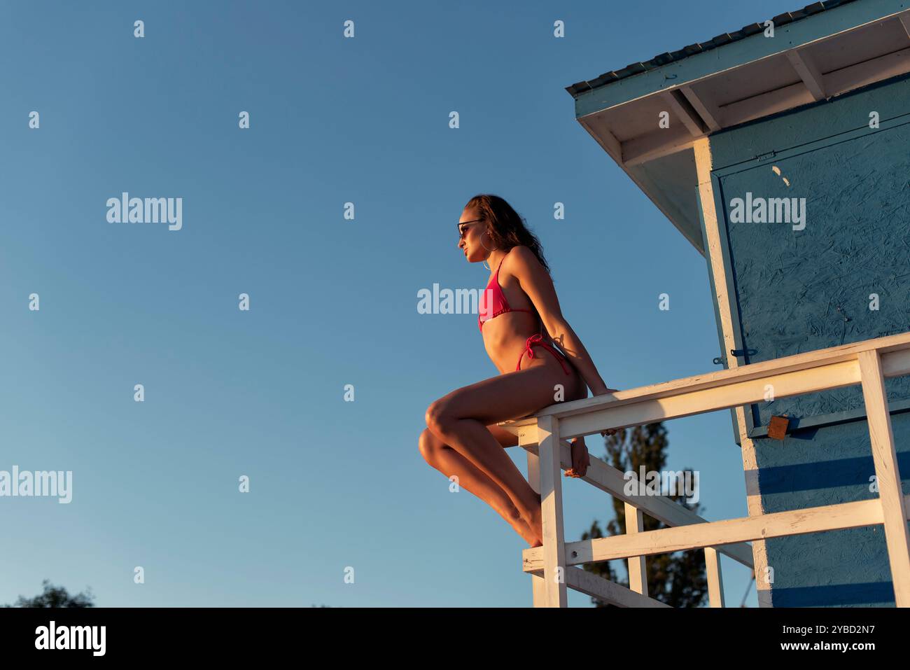 Abendspaziergang am heißen Strand Stockfoto