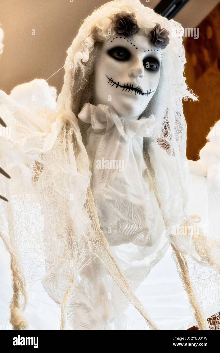 Ein Pop-up Spirit Halloween Store bietet Masken und Kostüme für die Feiertage, New York City, USA 2024 Stockfoto