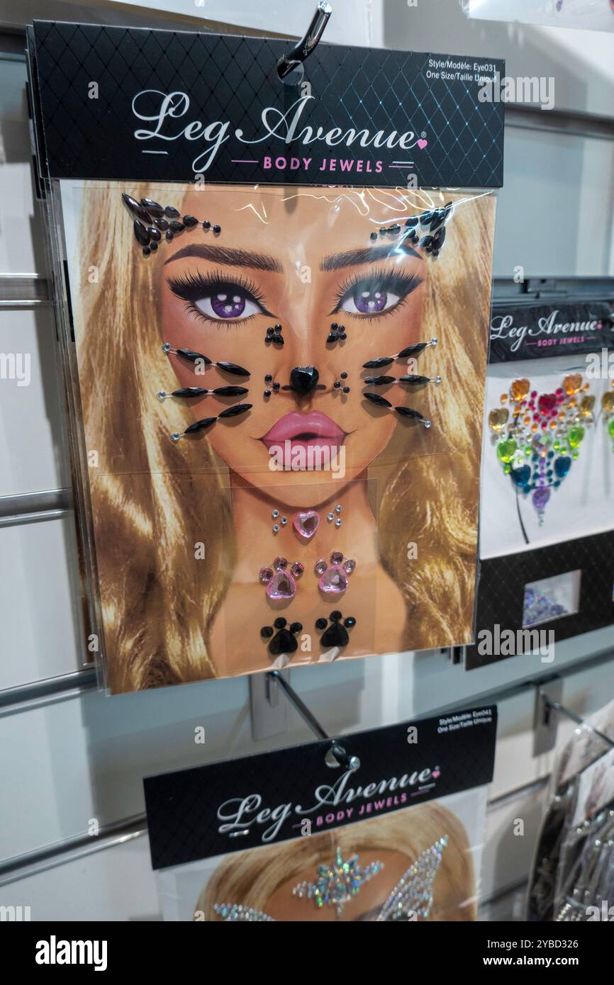 Ein Pop-up Spirit Halloween Store bietet Masken und Kostüme für die Feiertage, New York City, USA 2024 Stockfoto