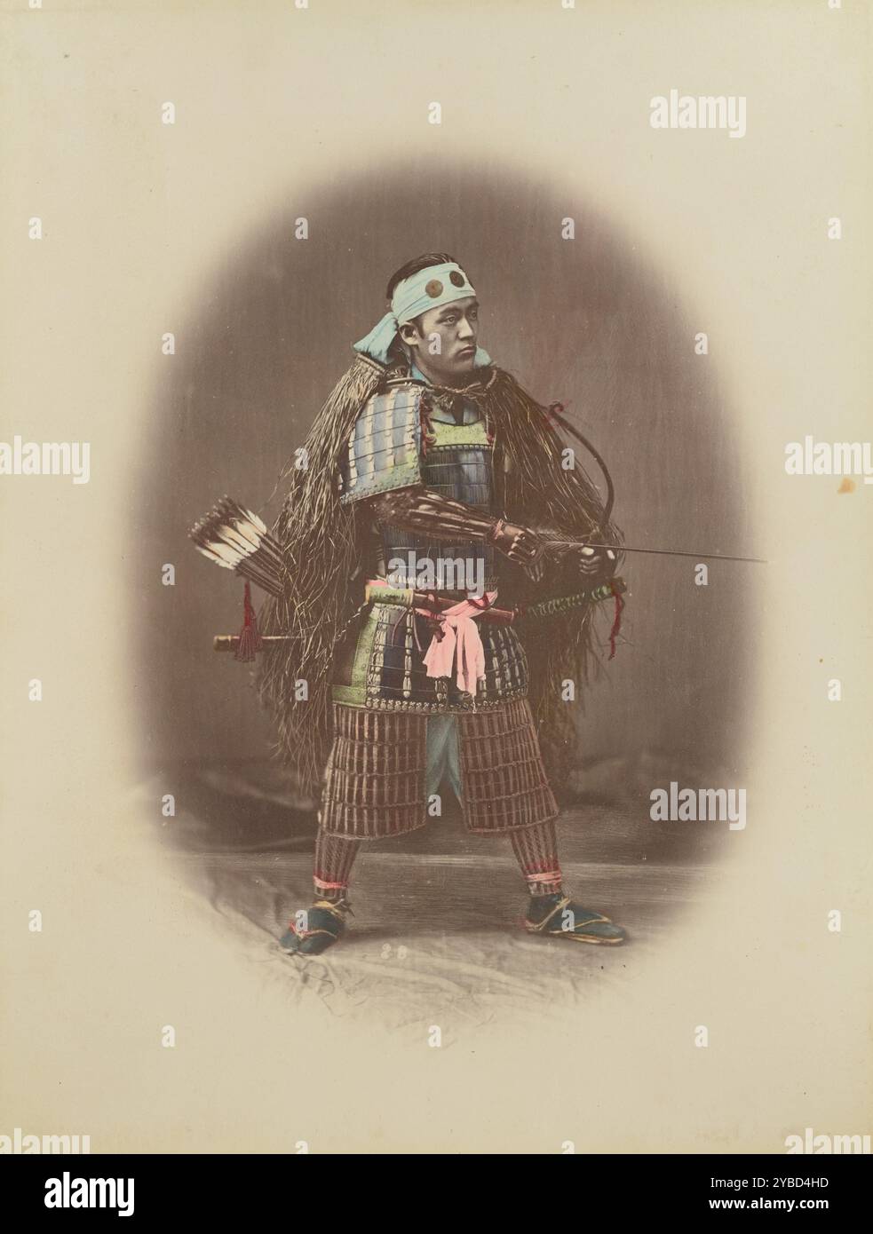Samurai in Rüstung, 1870er-1890er Jahre Mann in voller Bambusrüstung, der Bogen und Pfeil in der Hand hält. Stockfoto