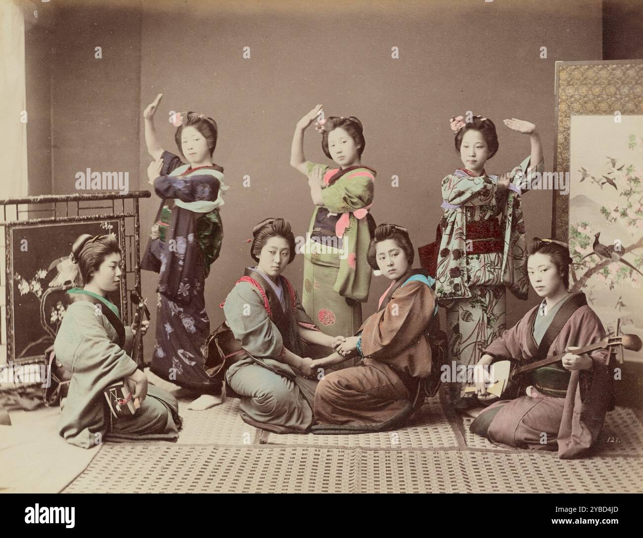 Gruppe junger Frauen, 1870er-1890er Jahre Gruppe von sieben jungen Frauen, drei stehend und vier sitzend. Zwei Frauen spielen Musikinstrumente. Stockfoto