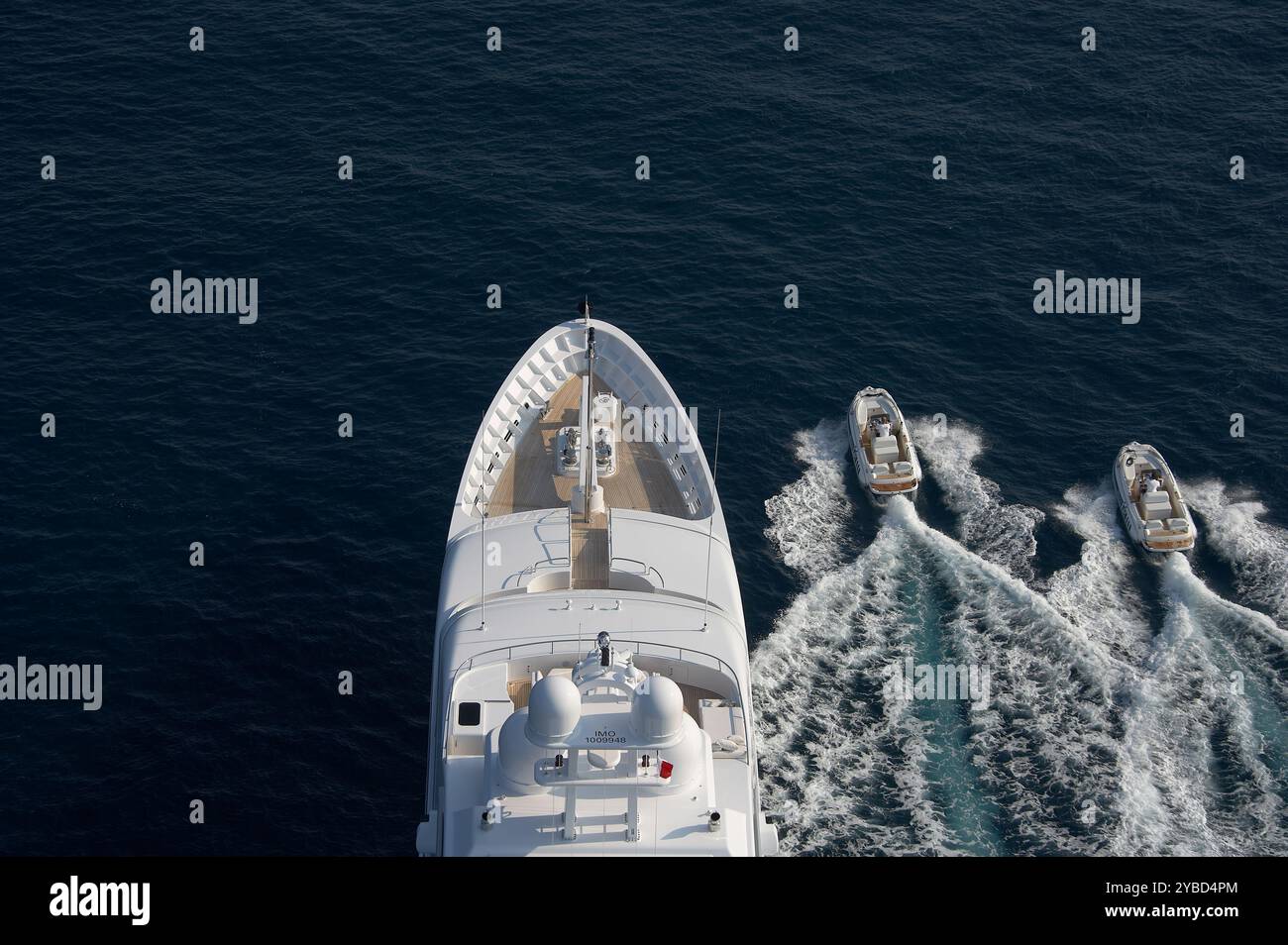 Hubschrauberfoto der 55 m langen Superyacht Hurricane Run auf einem tiefblauen Meer. Stockfoto