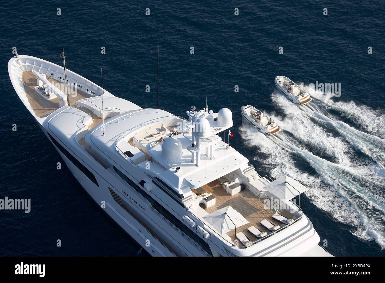 Hubschrauberfoto der 55 m langen Superyacht Hurricane Run vor Anker mit Wasserspielzeugen, die neben ihnen rasen. Stockfoto