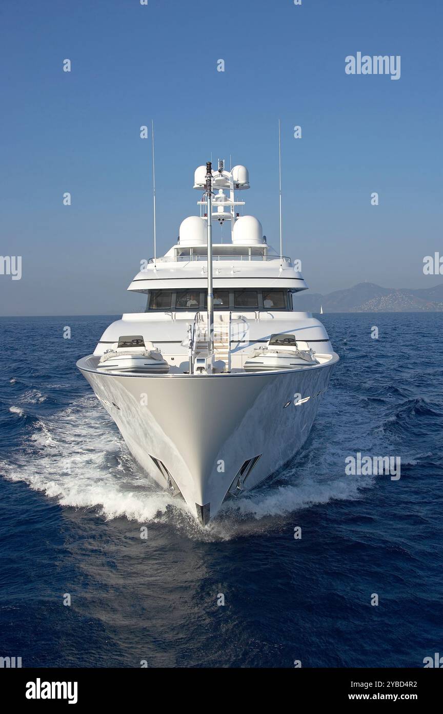 Hubschrauberfoto der 55 m langen Superyacht Hurricane Run auf einem tiefblauen Meer. Stockfoto