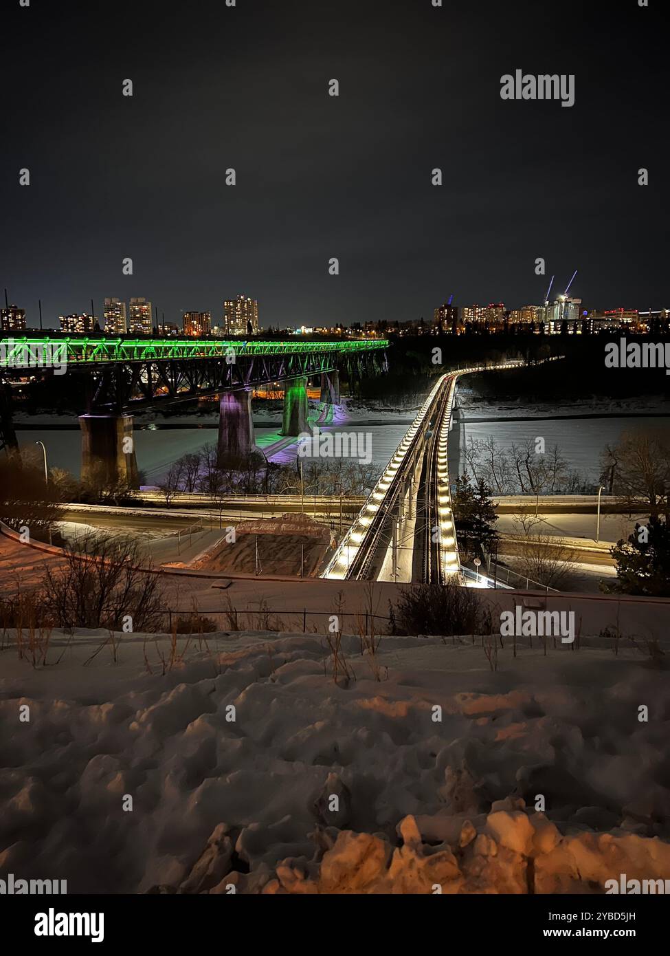 edmonton lrt Bridge bei Nacht Stockfoto