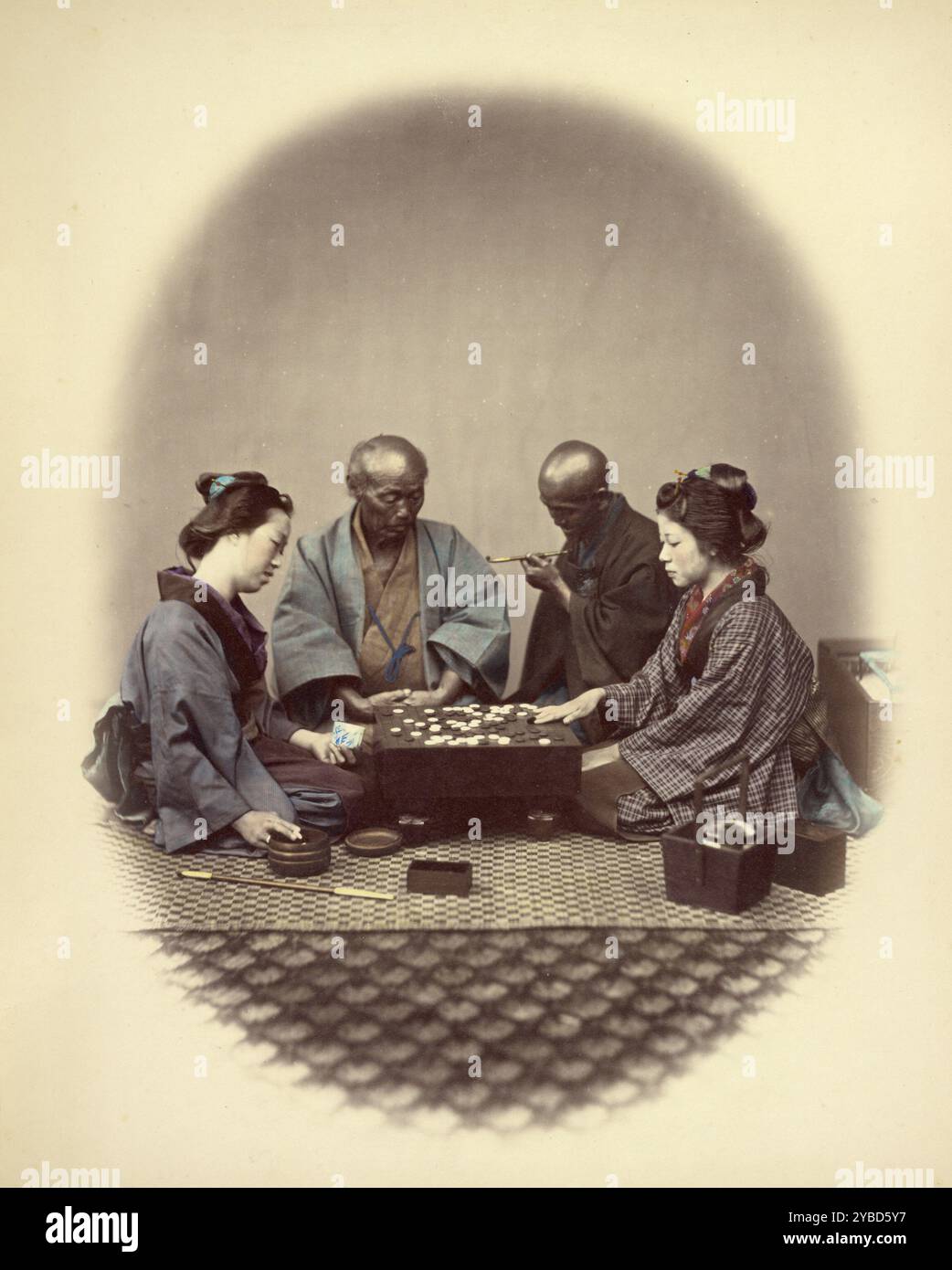 Japaner Spielen Goobun, 1866-1867. Zwei Männer und zwei Frauen knieten um einen Spieltisch. Stockfoto