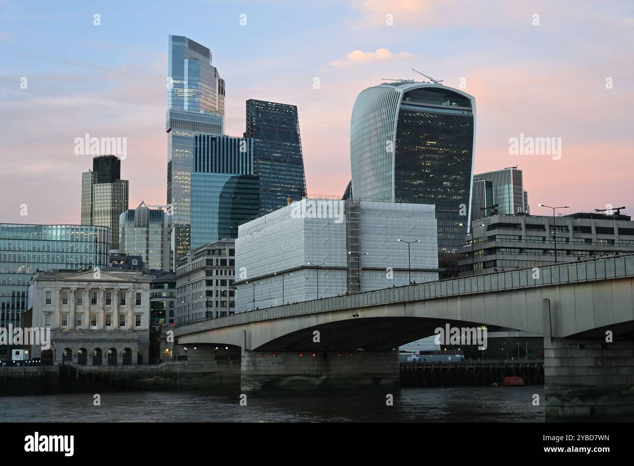 Das alte Gebäude der Fishmongers Company neben dem modernen Leadenhall Building und der 20 Fenchurch Street mit der London Bridge über die Themse Stockfoto