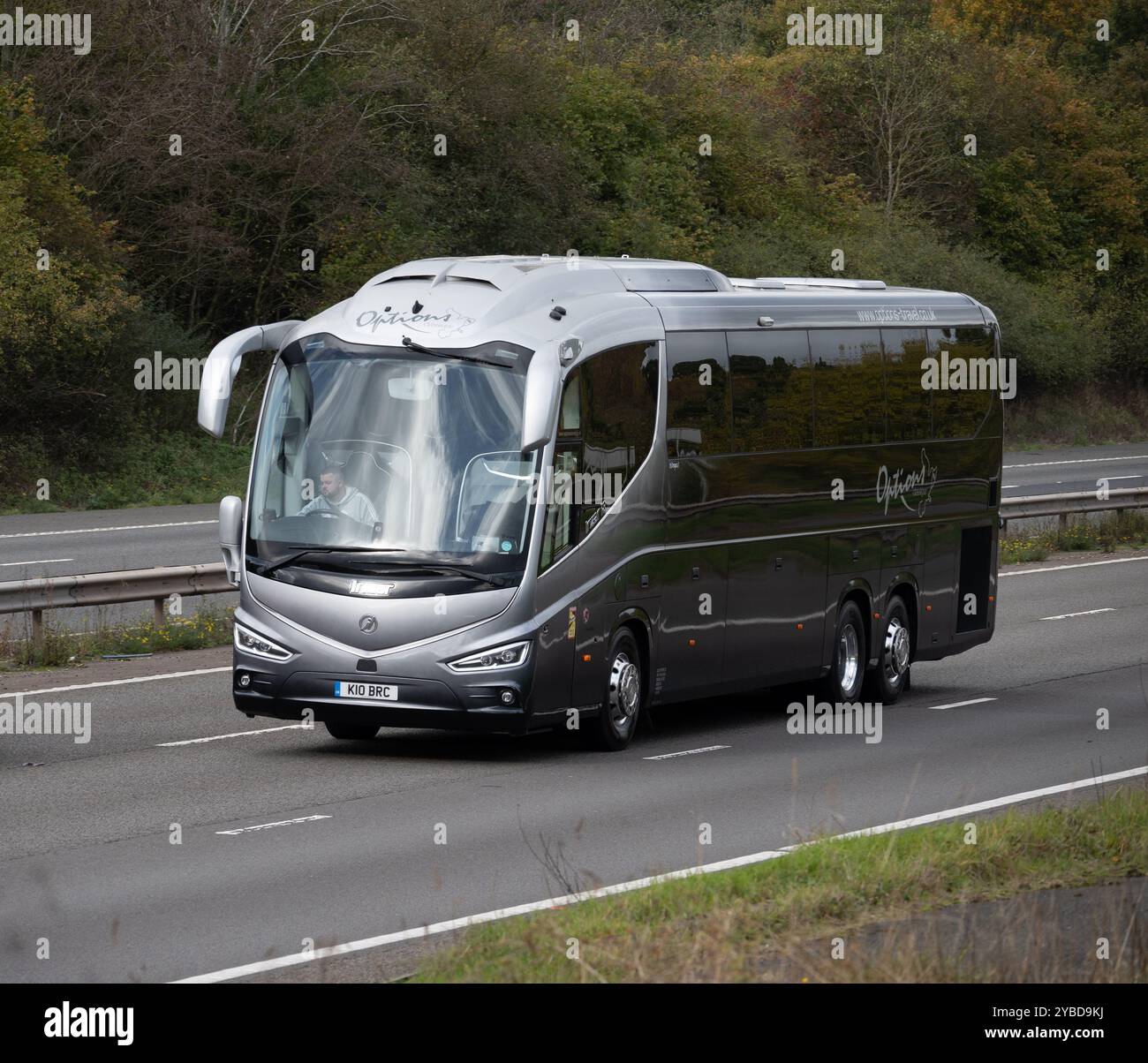 Ein optionaler Bus auf der Autobahn M40, Warwickshire, Großbritannien Stockfoto