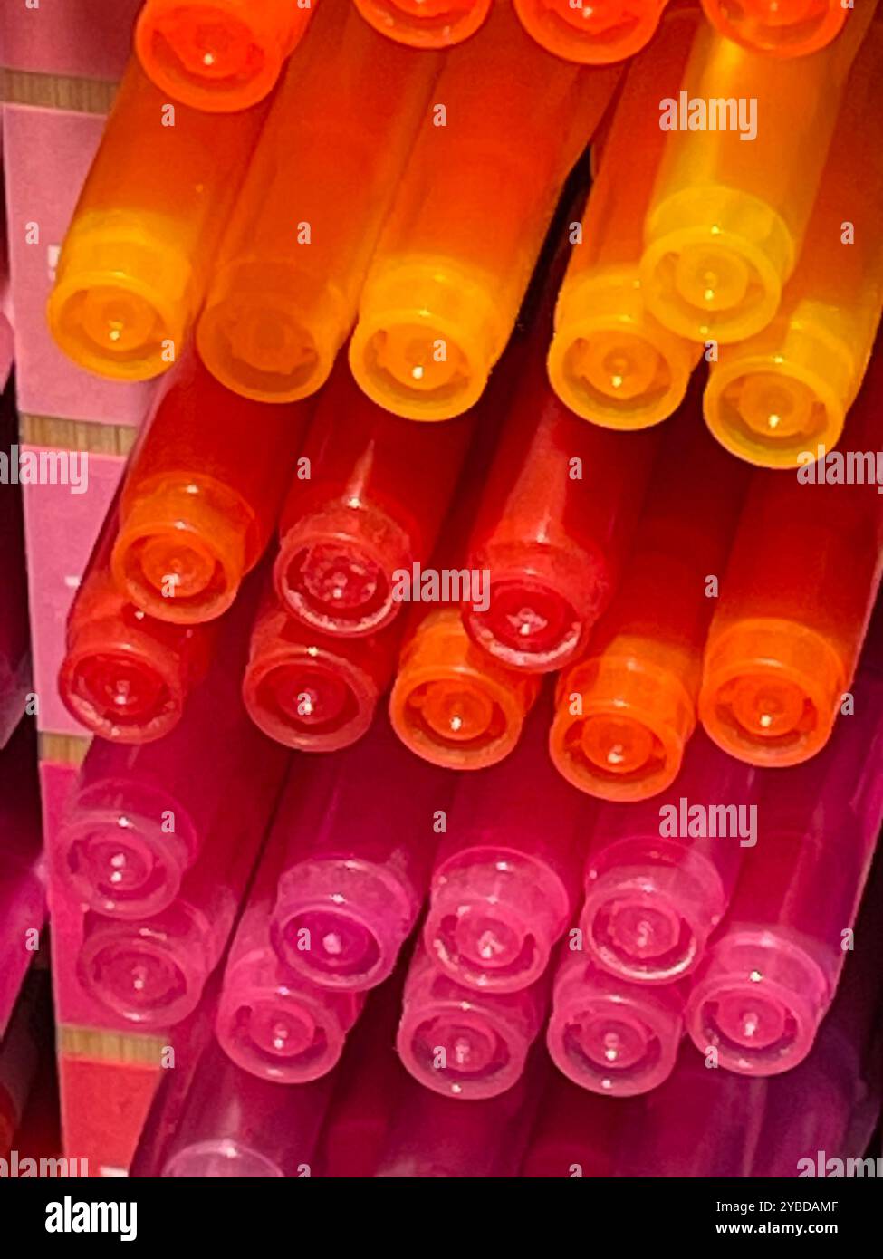 Deckel mit orangefarbenen und magentafarbenen Markierungen. - Smartphone-aufgenommenes Stockfoto