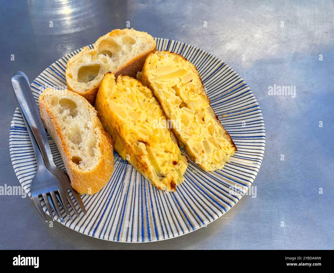 Pincho de Tortilla, traditionelles spanisches Omelett-Tapa. Spanien. - Smartphone-aufgenommenes Stockfoto