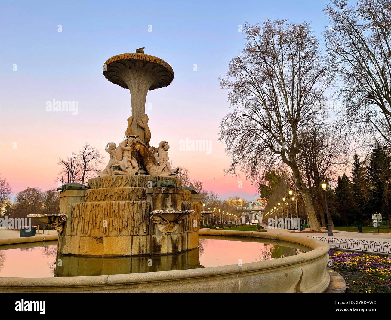 Brunnen bei Sonnenaufgang. El Retiro Park, Madrid, Spanien. Stockfoto