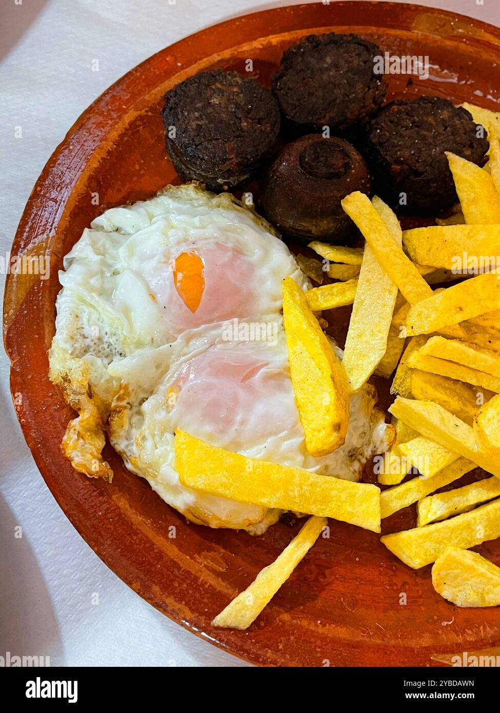 Spiegeleier mit Pommes frites und Schwarzpudding. Spanien. Stockfoto