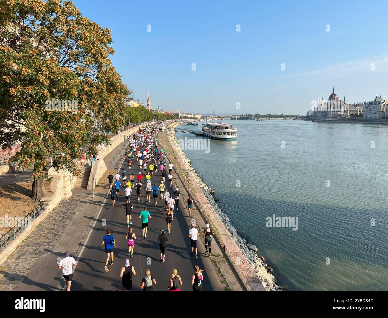Die Zuschauer laufen in Budapest auf einem Marathonrennen entlang des Dammes Stockfoto