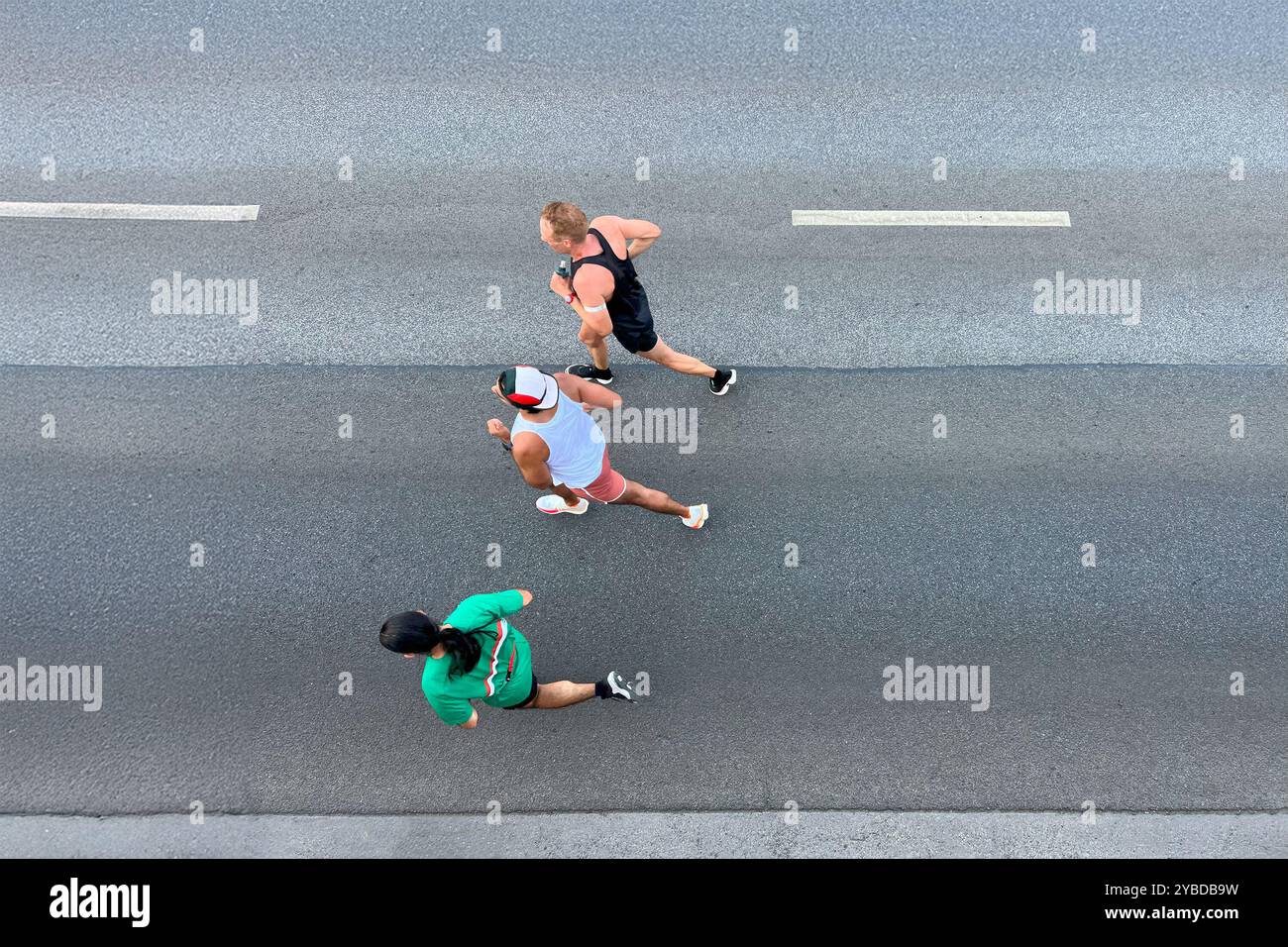 Drei Läufer auf Asphaltstraße, Ansicht von oben Stockfoto