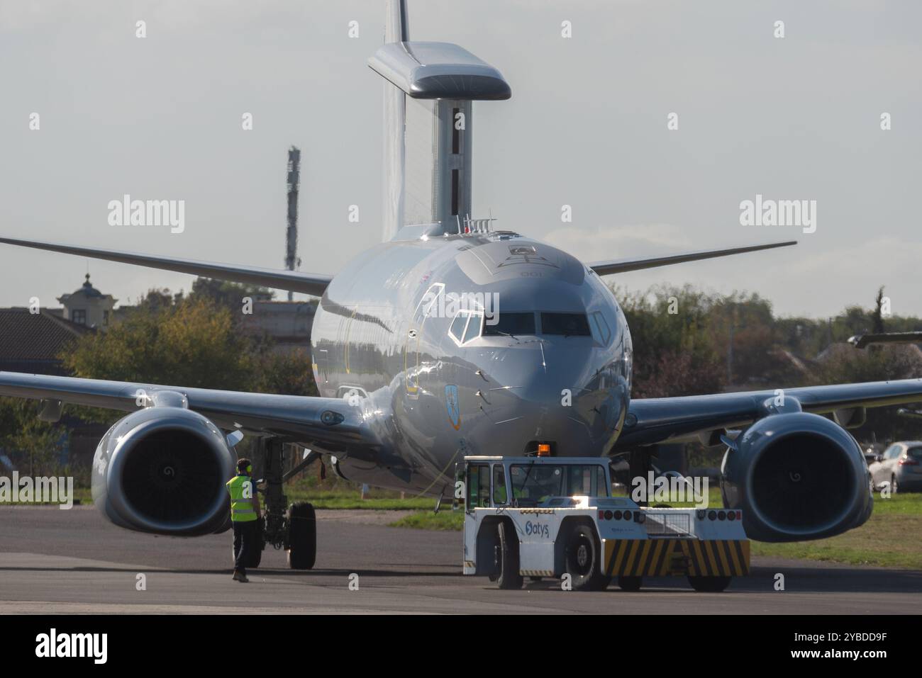 Flughafen London Southend, Essex, Großbritannien. Oktober 2024. Die Boeing E-7A Wedgetail AEW1 Serie WT001 hat den Flughafen Southend verlassen, nachdem sie in den Farben der Royal Air Force lackiert wurde. Es ist das erste von drei AEW-Flugzeugen, die derzeit in Auftrag gegeben sind und die Lücke in der Rolle füllt, seit die Boeing E-3 Sentry 2021 den RAF-Dienst verließ. Dieser Jet flog ursprünglich 2010 als Boeing Business Jet auf Charterflügen, bis er zu Boeing und später zu STS Aviation Services am Flughafen Birmingham zurückkehrte, um ihn umfassend auf AEW-Militär umzustellen. Am 1. Oktober erreichte der Jet die Satys Air Lackierung in Southend, um die RAF Farben zu erhalten Stockfoto