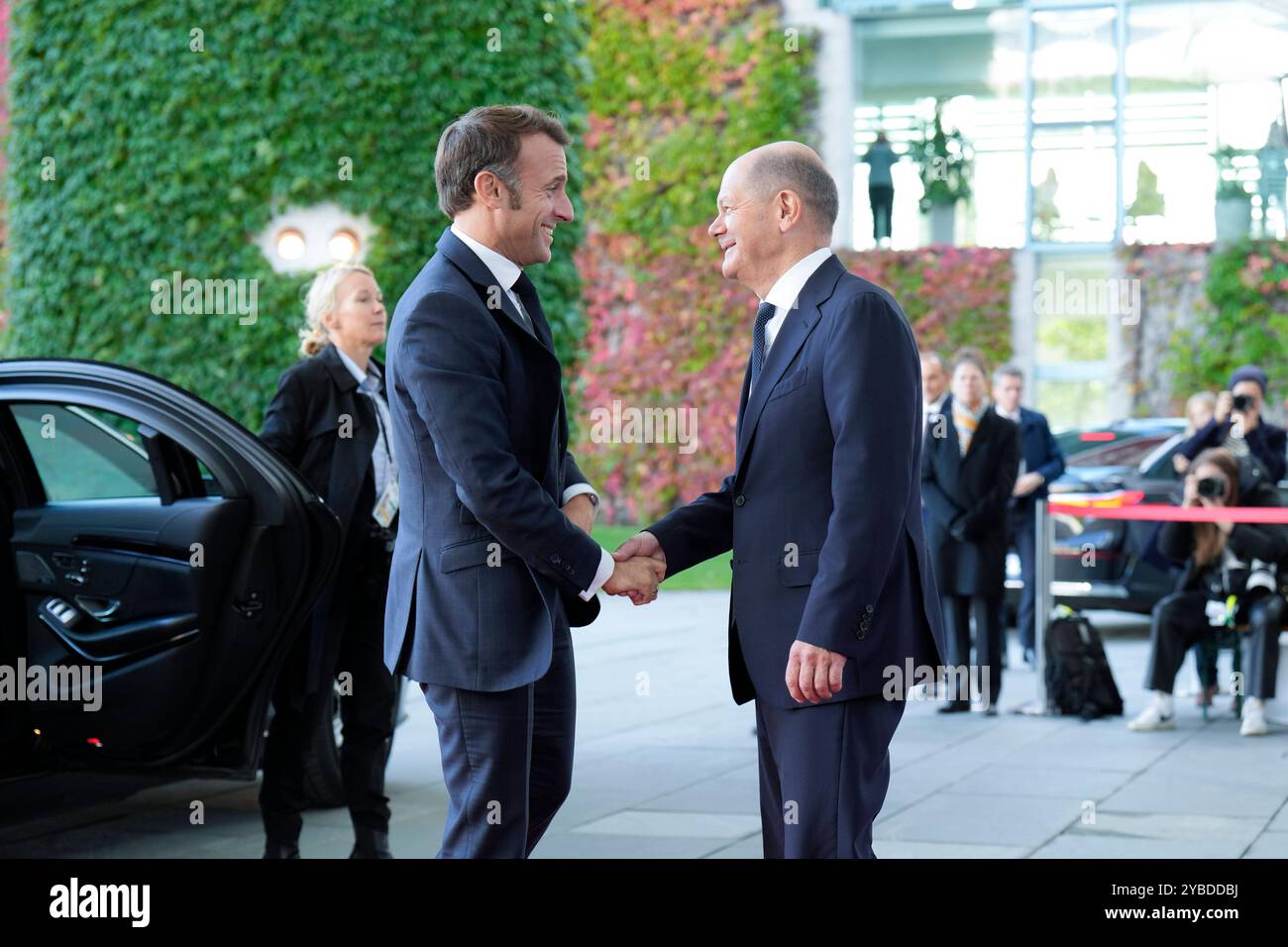 Staatsbesuch des amerikanischen Präsidenten, Joseph R. Biden Jr. Besuch des Präsidenten der Vereinigten Staaten von Amerika, Joseph R. Biden Jr., in Deutschland. Ankunft des französischen Präsidenten, Emmanuel Macron, am Bundeskanzleramt Begrüßung durch den Bundeskanzler Berlin Berlin GER *** Staatsbesuch des Präsidenten der Vereinigten Staaten von Amerika, Joseph R Biden Jr. Besuch des Präsidenten der Vereinigten Staaten von Amerika, Joseph R Biden Jr., in Deutschland Ankunft des französischen Präsidenten Emmanuel Macron im Bundeskanzleramt Begrüßung durch Bundeskanzler Berlin GER Stockfoto