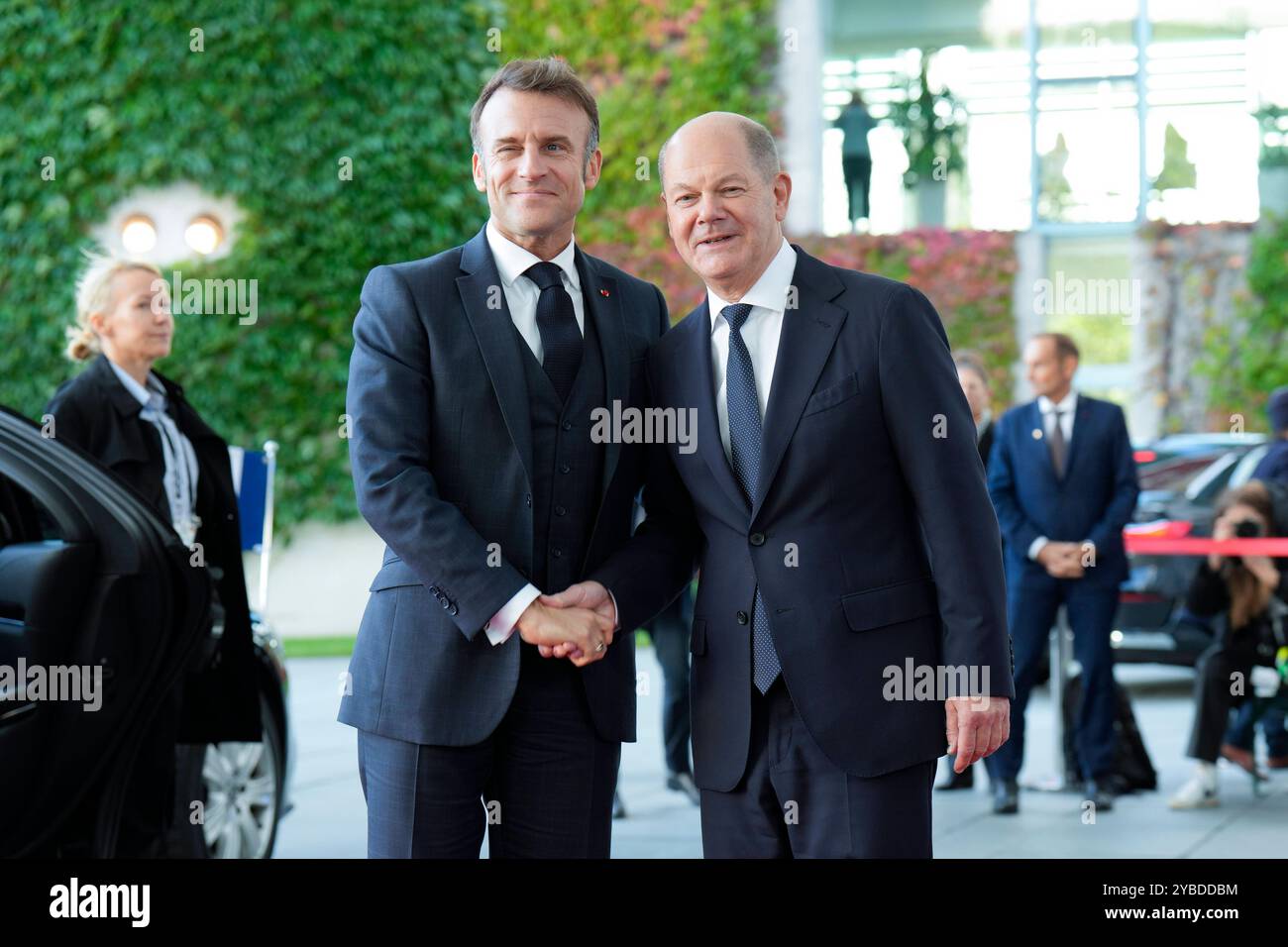 Staatsbesuch des amerikanischen Präsidenten, Joseph R. Biden Jr. Besuch des Präsidenten der Vereinigten Staaten von Amerika, Joseph R. Biden Jr., in Deutschland. Ankunft des französischen Präsidenten, Emmanuel Macron, am Bundeskanzleramt Begrüßung durch den Bundeskanzler Berlin Berlin GER *** Staatsbesuch des Präsidenten der Vereinigten Staaten von Amerika, Joseph R Biden Jr. Besuch des Präsidenten der Vereinigten Staaten von Amerika, Joseph R Biden Jr., in Deutschland Ankunft des französischen Präsidenten Emmanuel Macron im Bundeskanzleramt Begrüßung durch Bundeskanzler Berlin GER Stockfoto
