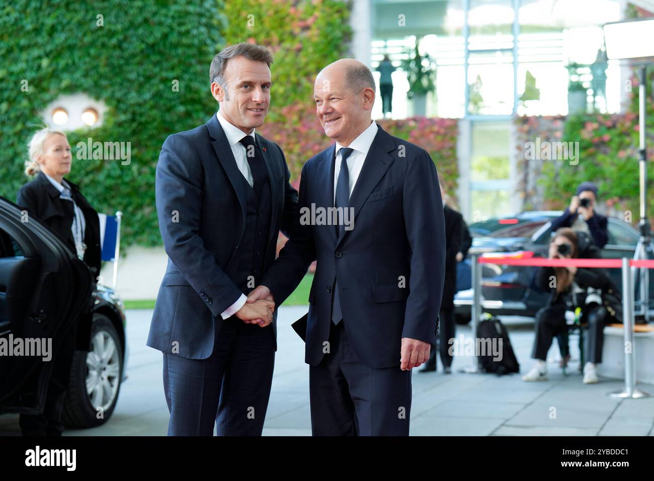 Staatsbesuch des amerikanischen Präsidenten, Joseph R. Biden Jr. Besuch des Präsidenten der Vereinigten Staaten von Amerika, Joseph R. Biden Jr., in Deutschland. Ankunft des französischen Präsidenten, Emmanuel Macron, am Bundeskanzleramt Begrüßung durch den Bundeskanzler Berlin Berlin GER *** Staatsbesuch des Präsidenten der Vereinigten Staaten von Amerika, Joseph R Biden Jr. Besuch des Präsidenten der Vereinigten Staaten von Amerika, Joseph R Biden Jr., in Deutschland Ankunft des französischen Präsidenten Emmanuel Macron im Bundeskanzleramt Begrüßung durch Bundeskanzler Berlin GER Stockfoto