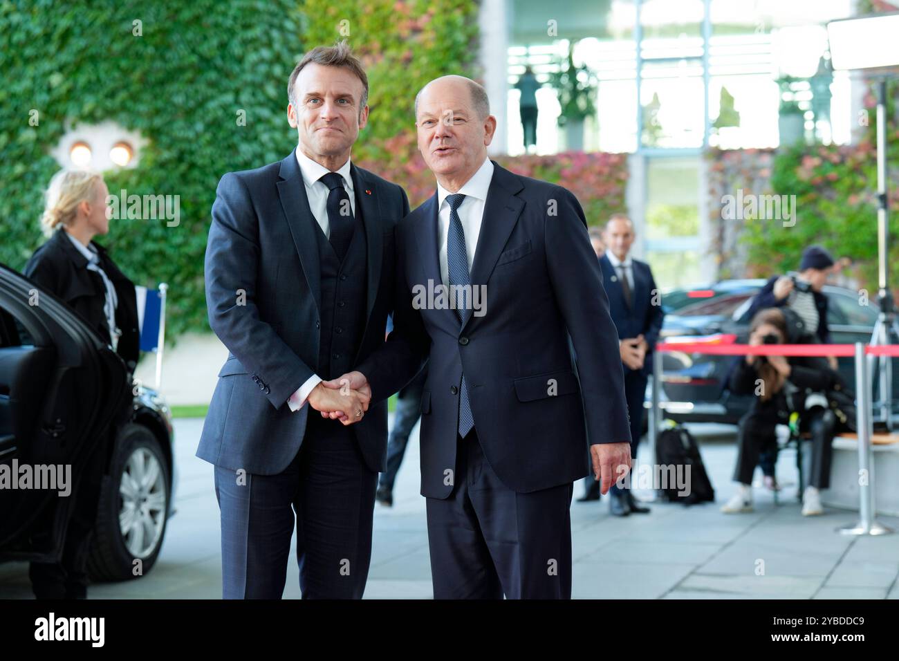 Staatsbesuch des amerikanischen Präsidenten, Joseph R. Biden Jr. Besuch des Präsidenten der Vereinigten Staaten von Amerika, Joseph R. Biden Jr., in Deutschland. Ankunft des französischen Präsidenten, Emmanuel Macron, am Bundeskanzleramt Begrüßung durch den Bundeskanzler Berlin Berlin GER *** Staatsbesuch des Präsidenten der Vereinigten Staaten von Amerika, Joseph R Biden Jr. Besuch des Präsidenten der Vereinigten Staaten von Amerika, Joseph R Biden Jr., in Deutschland Ankunft des französischen Präsidenten Emmanuel Macron im Bundeskanzleramt Begrüßung durch Bundeskanzler Berlin GER Stockfoto