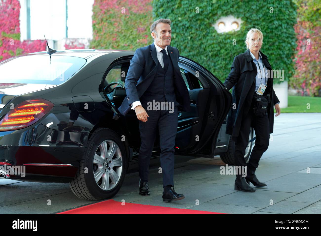 Staatsbesuch des amerikanischen Präsidenten, Joseph R. Biden Jr. Besuch des Präsidenten der Vereinigten Staaten von Amerika, Joseph R. Biden Jr., in Deutschland. Ankunft des französischen Präsidenten, Emmanuel Macron, am Bundeskanzleramt Begrüßung durch den Bundeskanzler Berlin Berlin GER *** Staatsbesuch des Präsidenten der Vereinigten Staaten von Amerika, Joseph R Biden Jr. Besuch des Präsidenten der Vereinigten Staaten von Amerika, Joseph R Biden Jr., in Deutschland Ankunft des französischen Präsidenten Emmanuel Macron im Bundeskanzleramt Begrüßung durch Bundeskanzler Berlin GER Stockfoto
