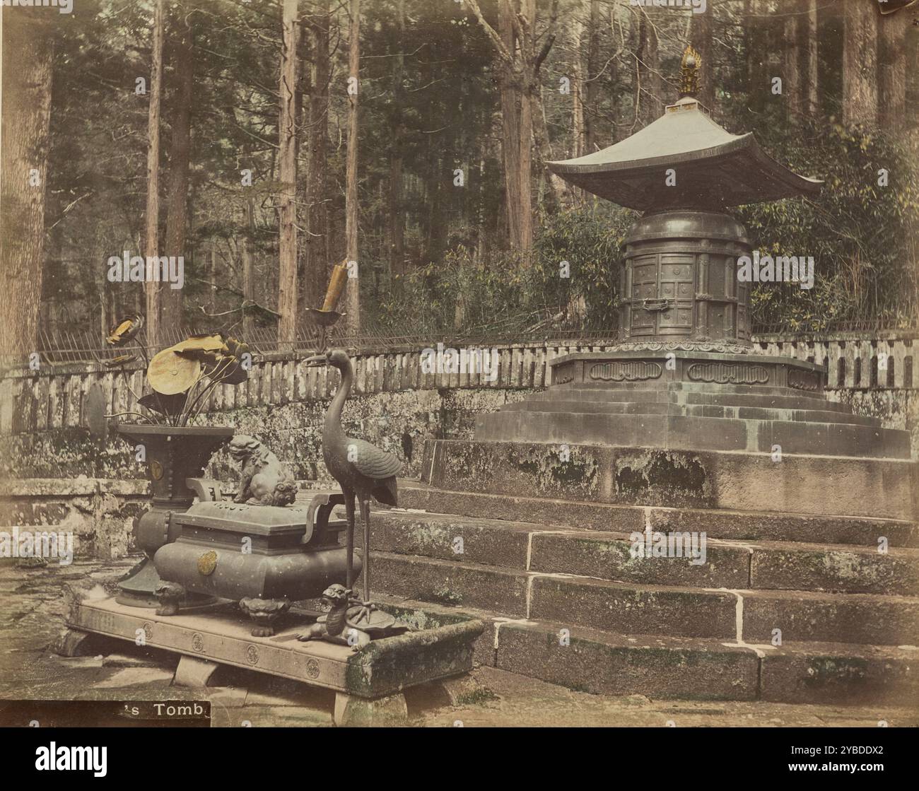 Grab von Tokugawa Ieyasu, Nikko, um 1875-1890 Blick auf das Grab des Shogun, Tokugawa Ieyasu, am Nikko Tosho-gu-Schrein mit dem bronzenen „Hoto“ oder der Schatzpagode, in der seine Überreste aufbewahrt werden. Vor der Pagode befinden sich eine Vase, ein Räuchergefäß und ein kranförmiger Kerzenhalter. Stockfoto