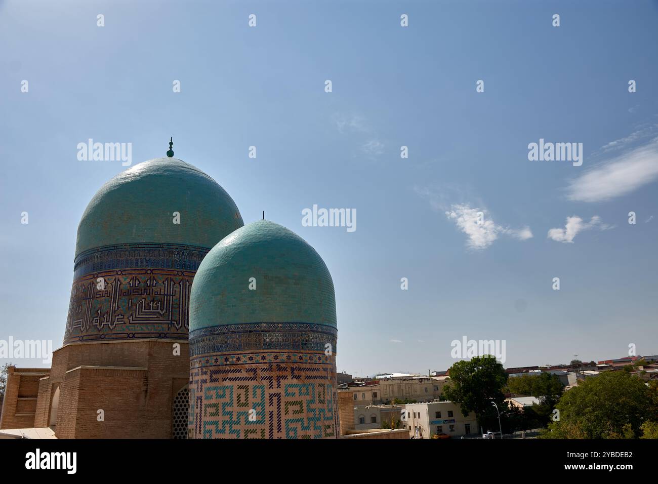 Der Shakhi Zinda Memorial Complex in Samarkand, Usbekistan, ist ein architektonisches Meisterwerk aus der Timuridenzeit. Dieses Foto fängt das atemberaubende ein Stockfoto