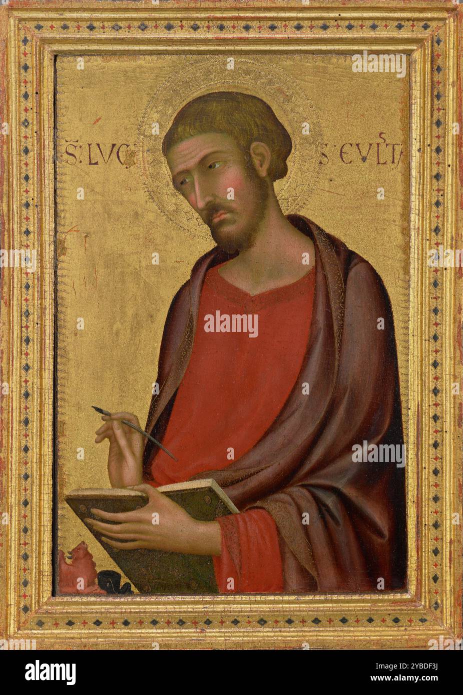 St. Lukas (Anfang der 1330er Jahre?) Weitere Informationen: Der heilige Lukas, einer der vier Evangelisten, wird in der Akte des Schreibens seines Evangeliums gezeigt. Sein Halo besteht aus aufwändig geschmiedeten Lochen, die durch leichtes Klopfen von Metallstanzwerkzeugen auf einen Hintergrund mit Blattgold hergestellt werden. Sein ruhiges Gesicht wird in kleinster Detailgenauigkeit dargestellt, wobei jedes Haar seines Bartes sorgfältig beschrieben wird. Die Modellierung in den Falten seines purpurnen Mantels, die durch subtile Farbabstufungen mit feinen Pinselstrichen erreicht wird, ergibt eine rhythmische Eleganz. Diese Merkmale tragen zu dem charakteristischen allgemeinen Verhalten der Raffinesse bei Stockfoto